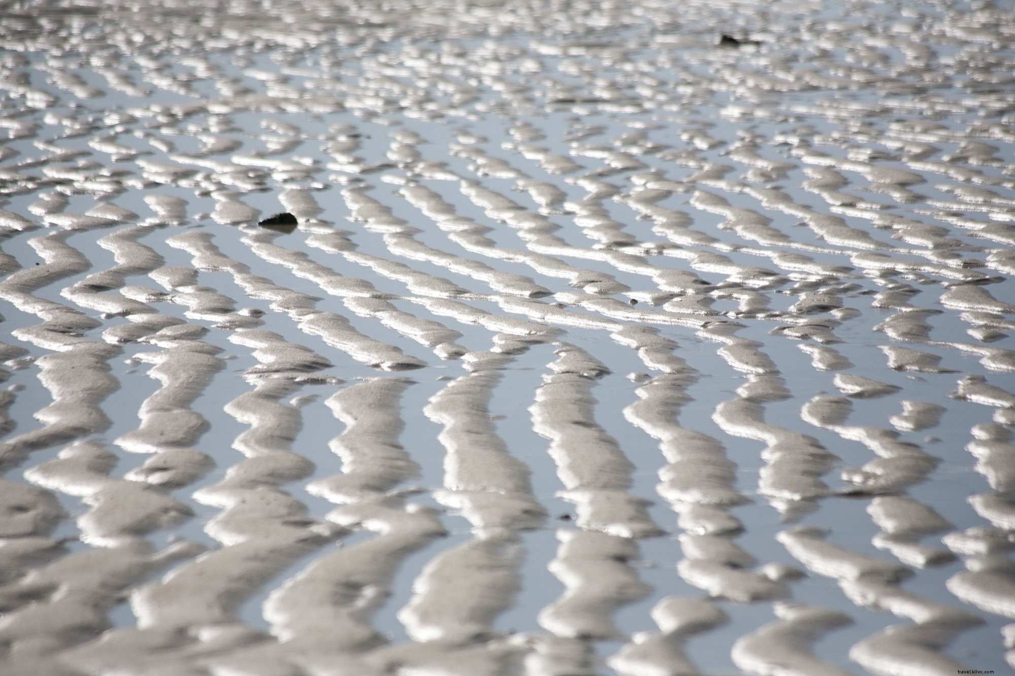 Foto de areia da praia do oceano ondulado