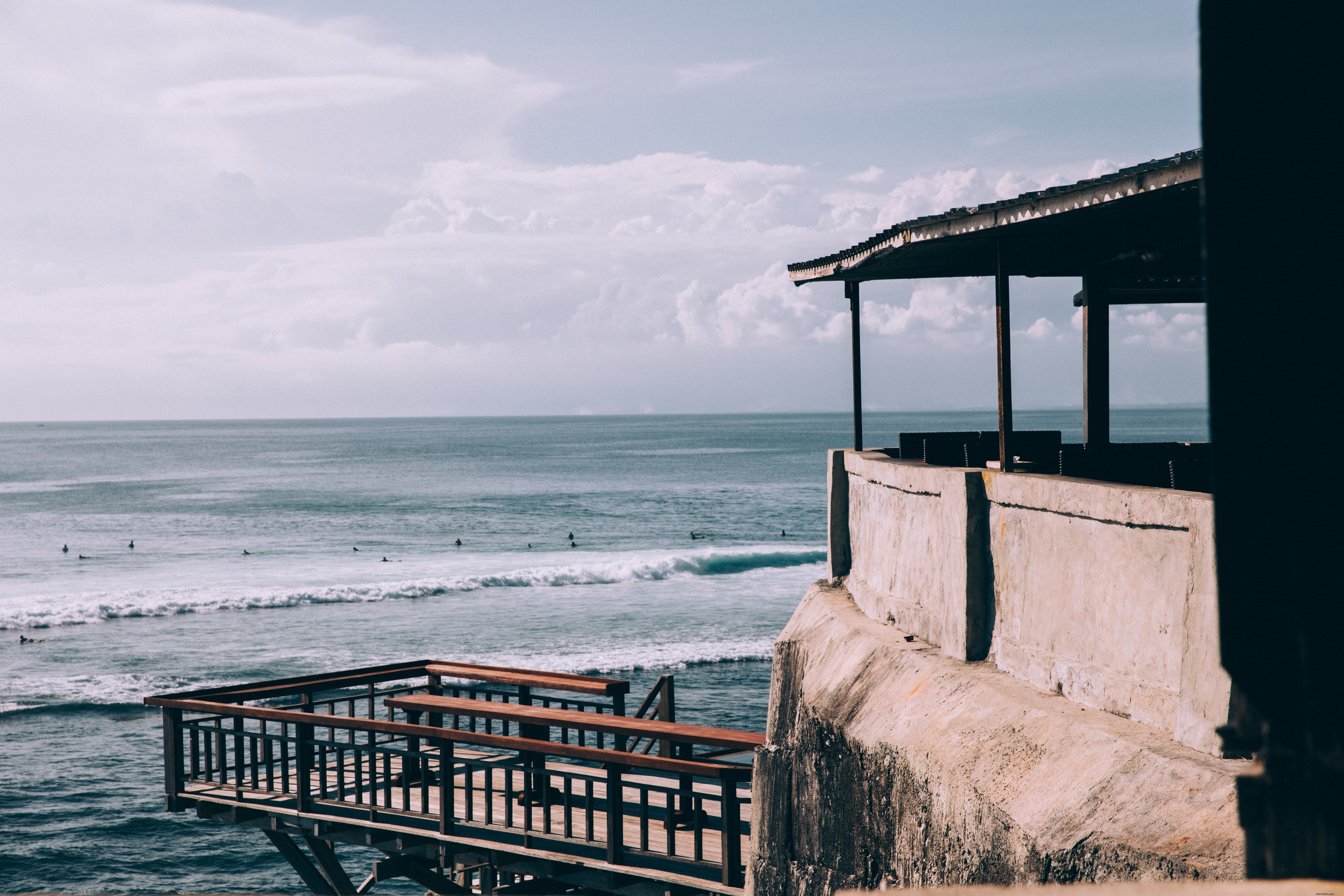 Bar Beratap Jerami Bertengger Di Foto Alcove Berbatu