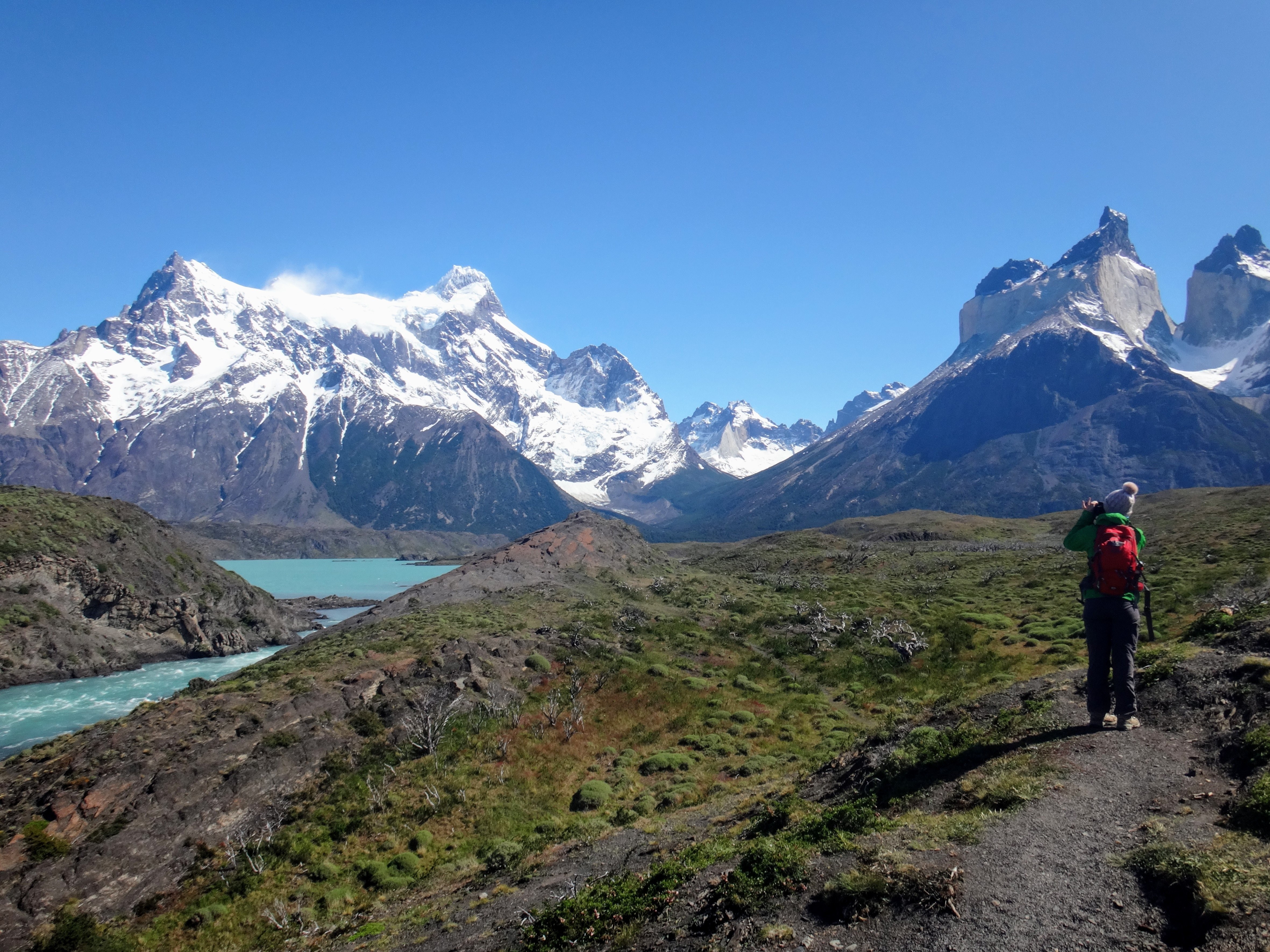 Excursionista cerca de la foto de la montaña cubierta de nieve