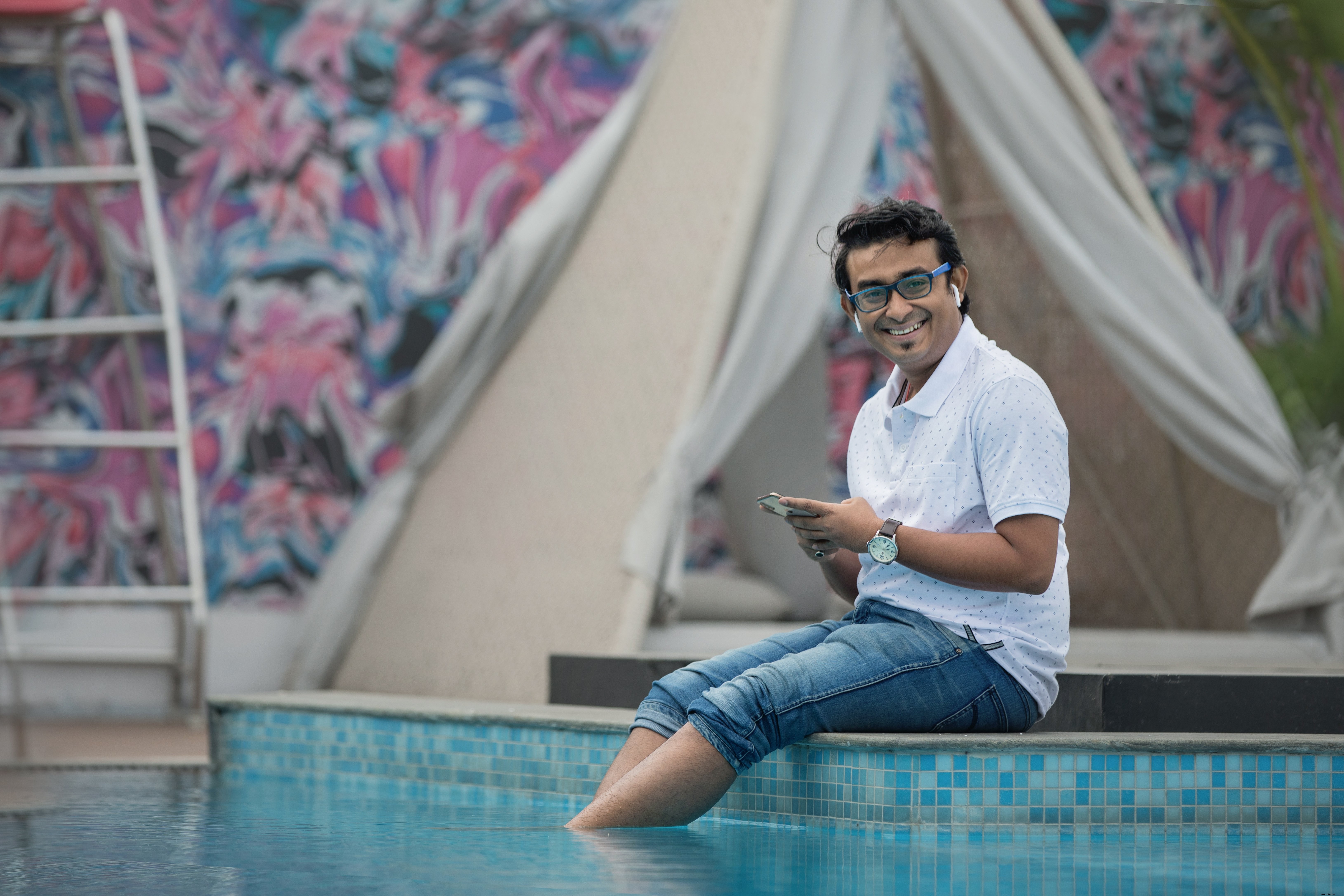 Homme souriant au bord de la piscine Photo