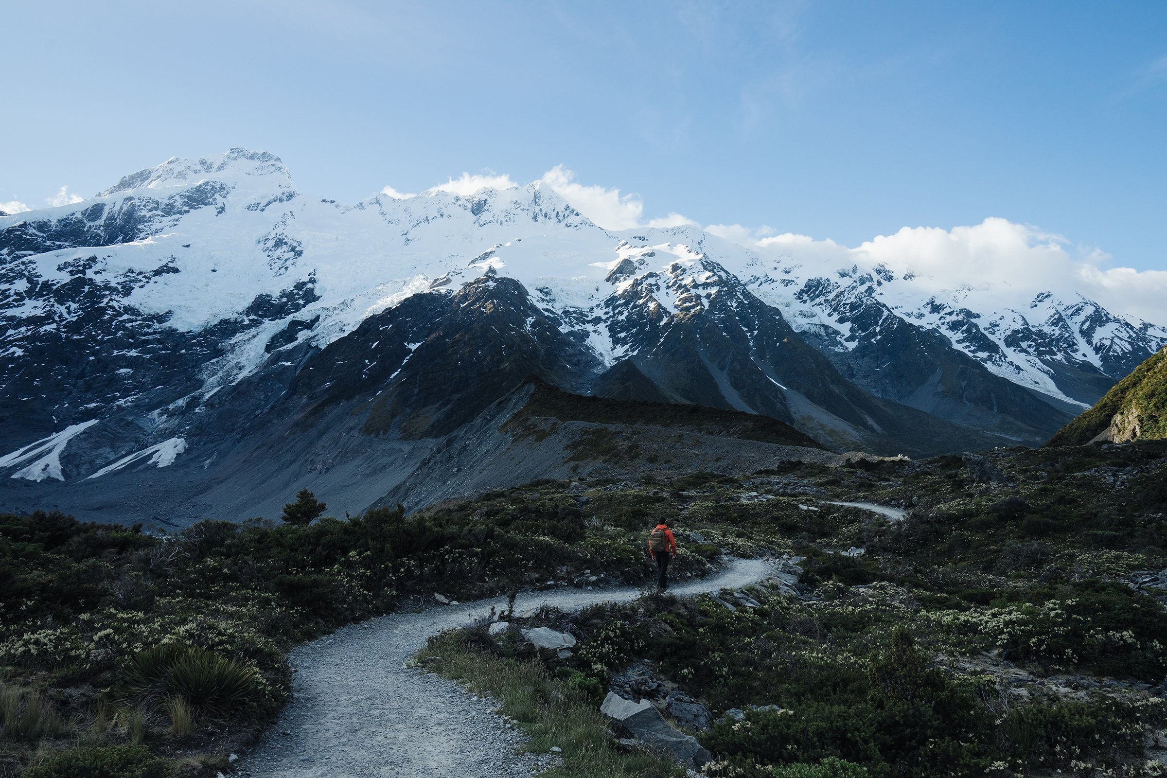 Randonneur sur sentier accidenté sur photo de montagne