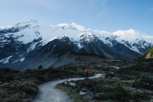 Foto Pejalan Kaki Di Jalur Terjal Di Gunung
