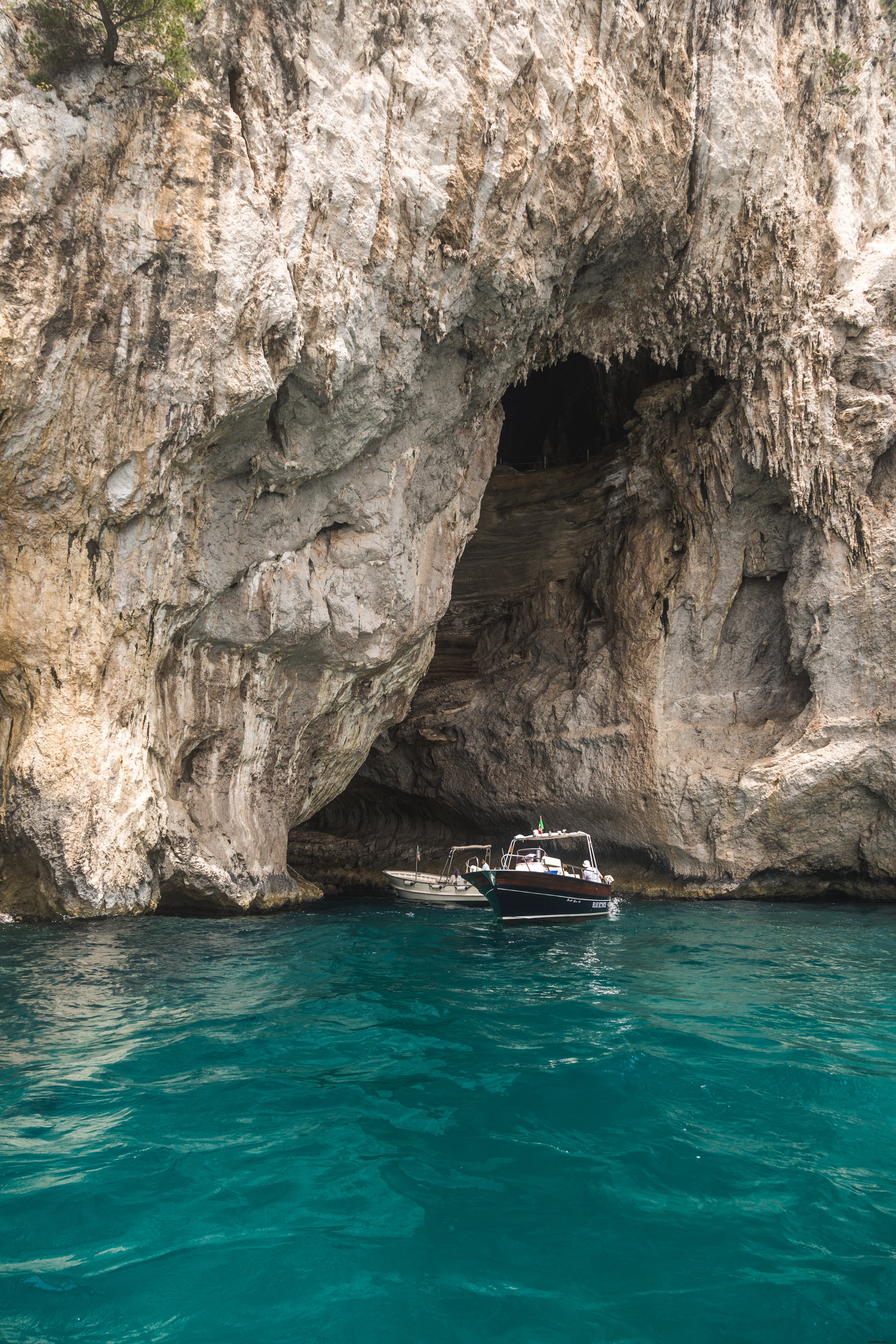 Foto de barcos que emergen de las rocas