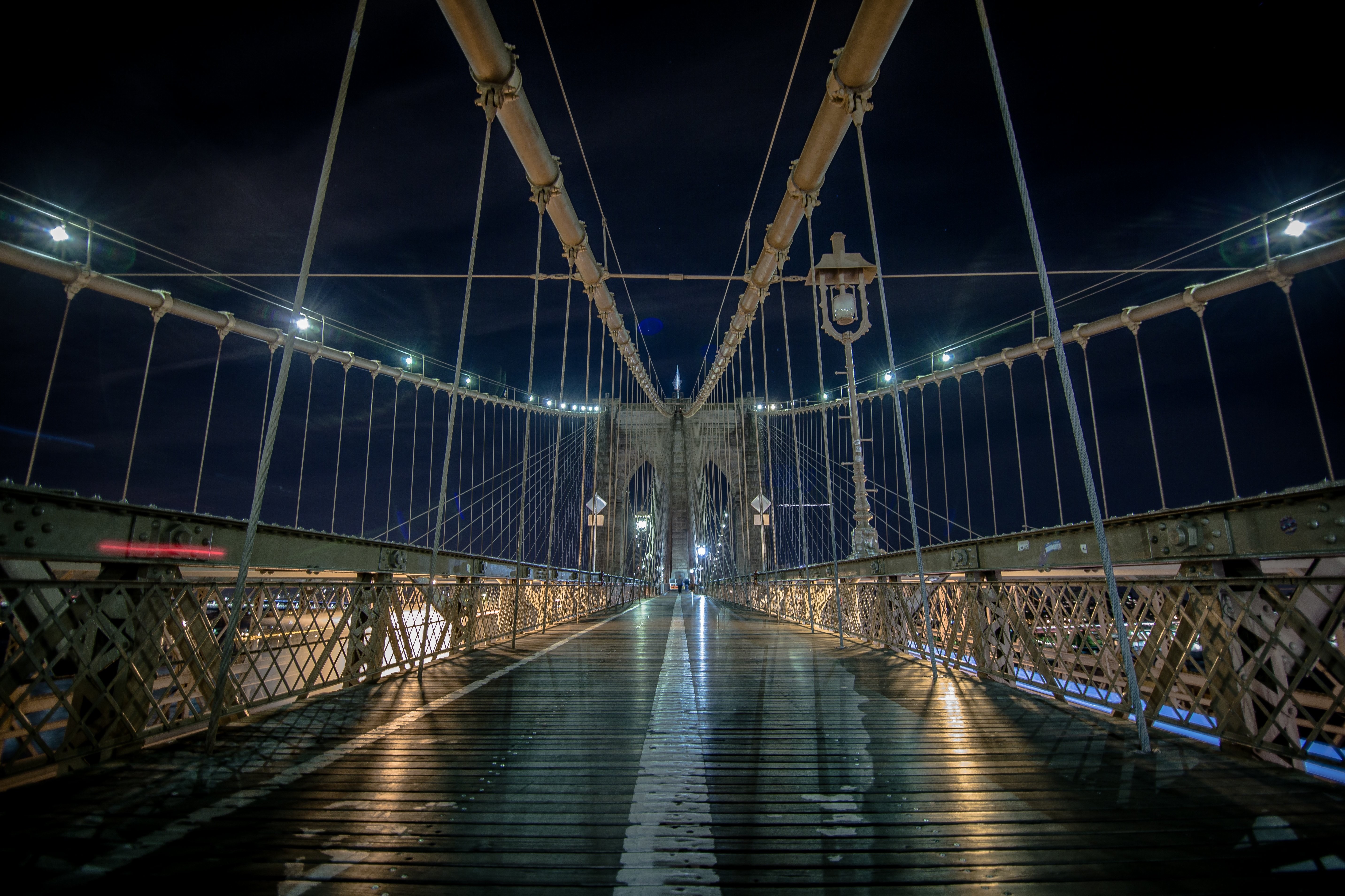 夜のブルックリン橋の写真