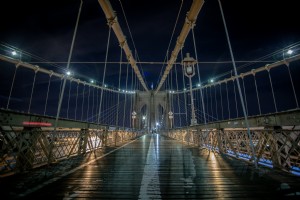 夜のブルックリン橋の写真
