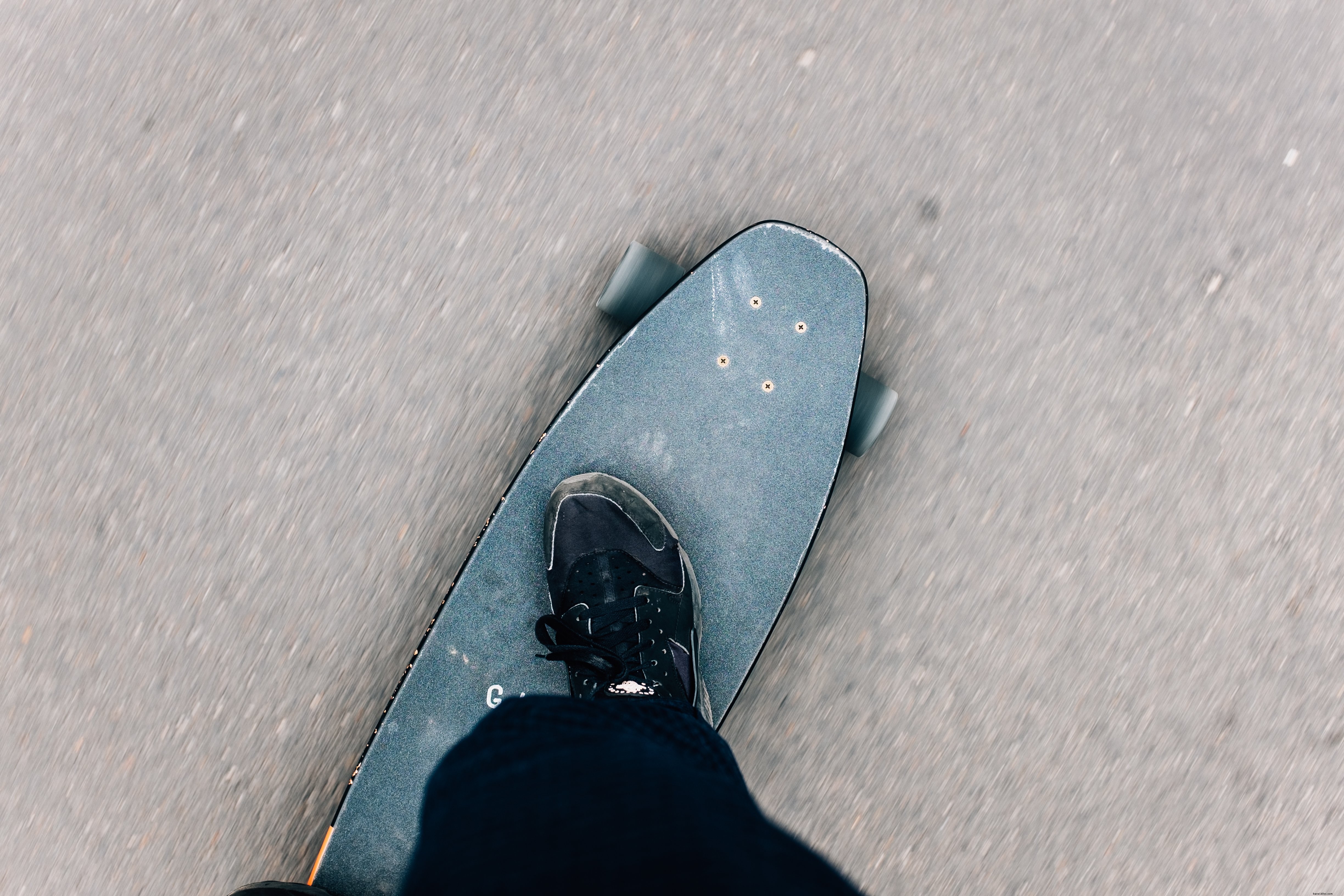 Olhe para baixo, para foto de skate espancada