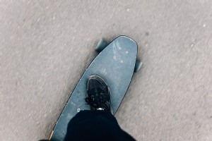 Lihat ke Bawah Pada Foto Skateboard yang Dipukuli