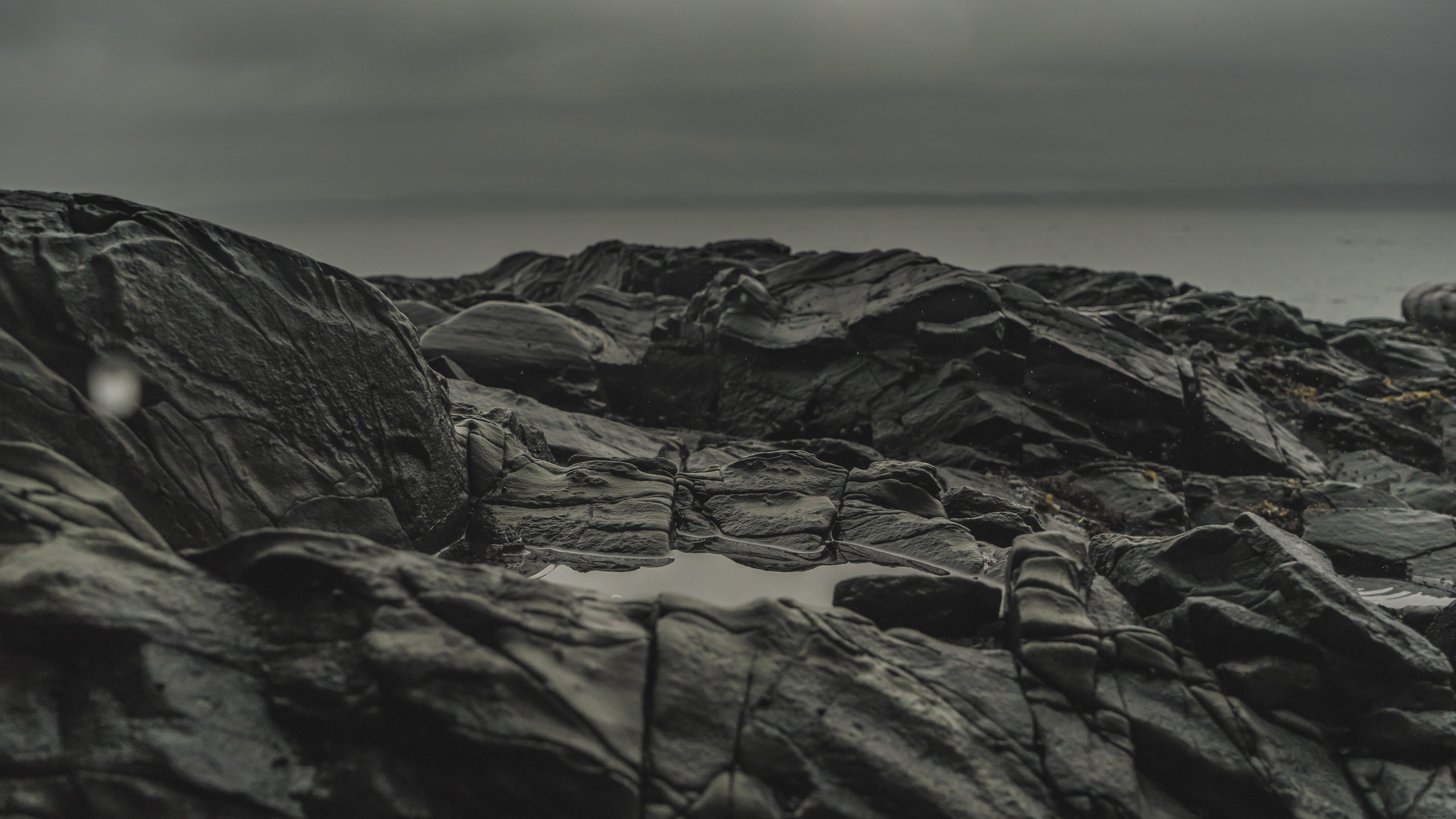 Eau noire dans les piscines en bord de mer Photo