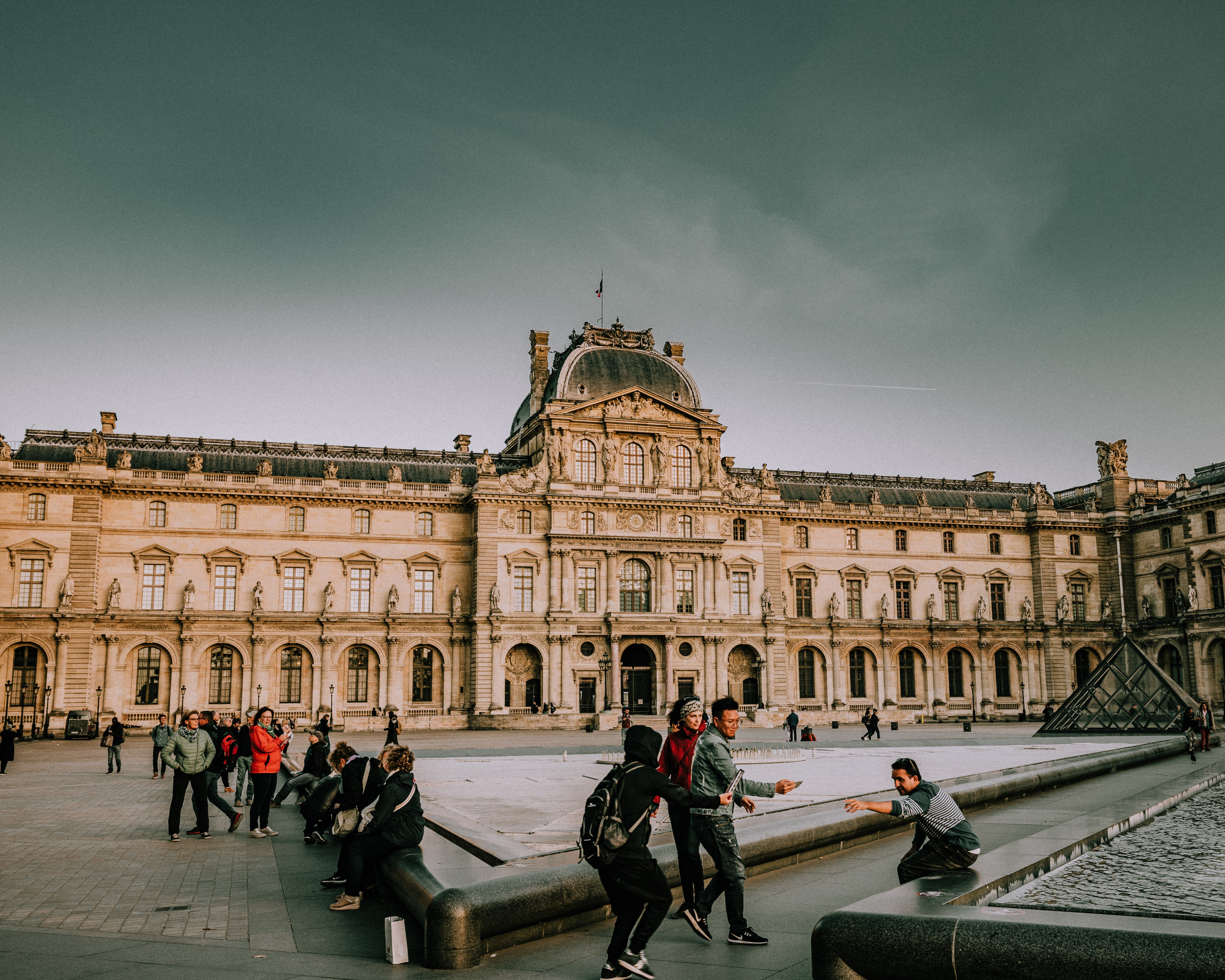 Turis Memotret Di Luar Foto Louvre