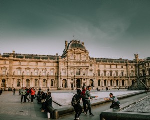 Turistas tirando fotos do lado de fora do Louvre