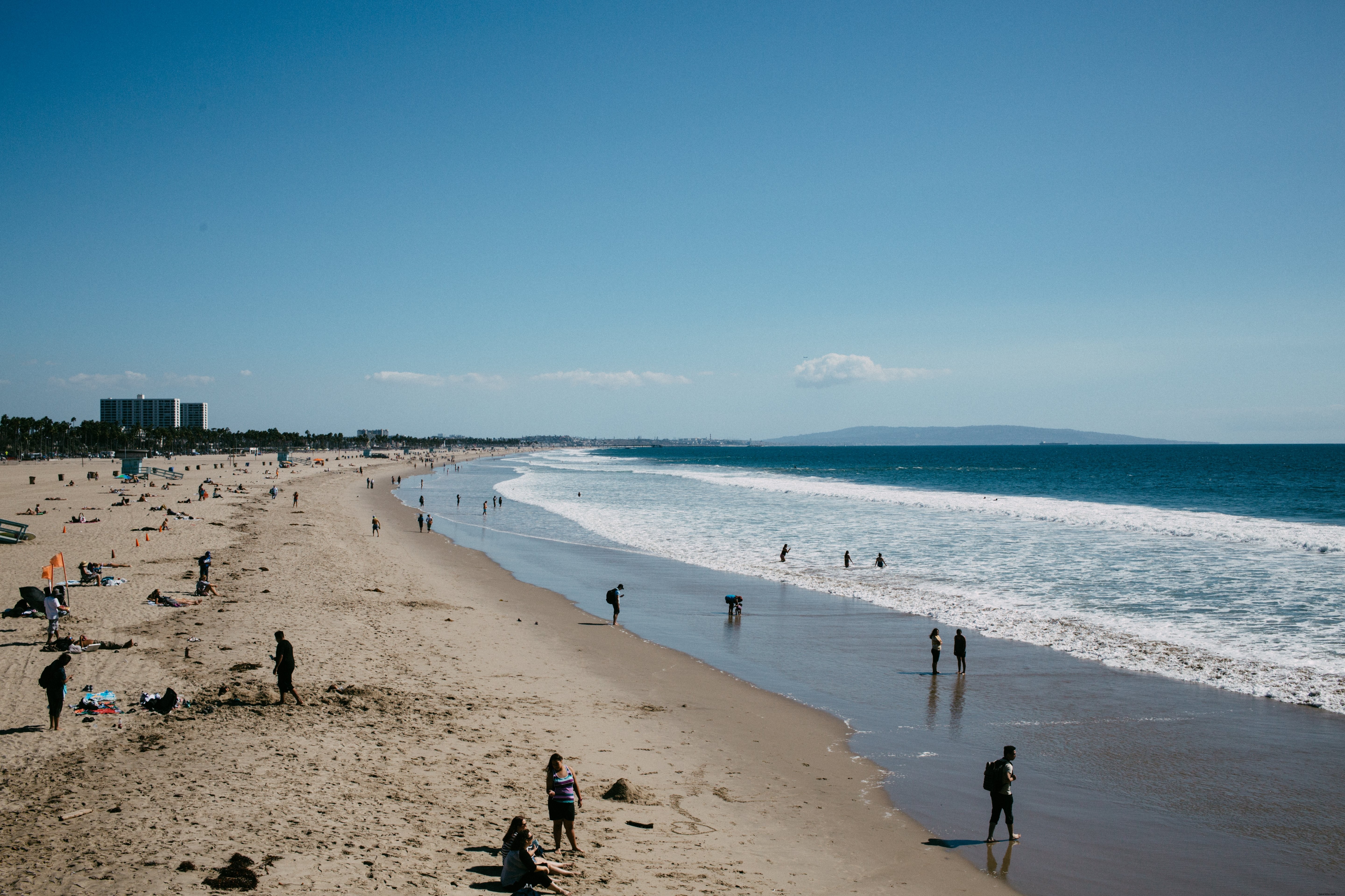 Gente disfrutando de un día en la playa en verano Foto