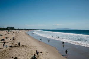 Gente disfrutando de un día en la playa en verano Foto