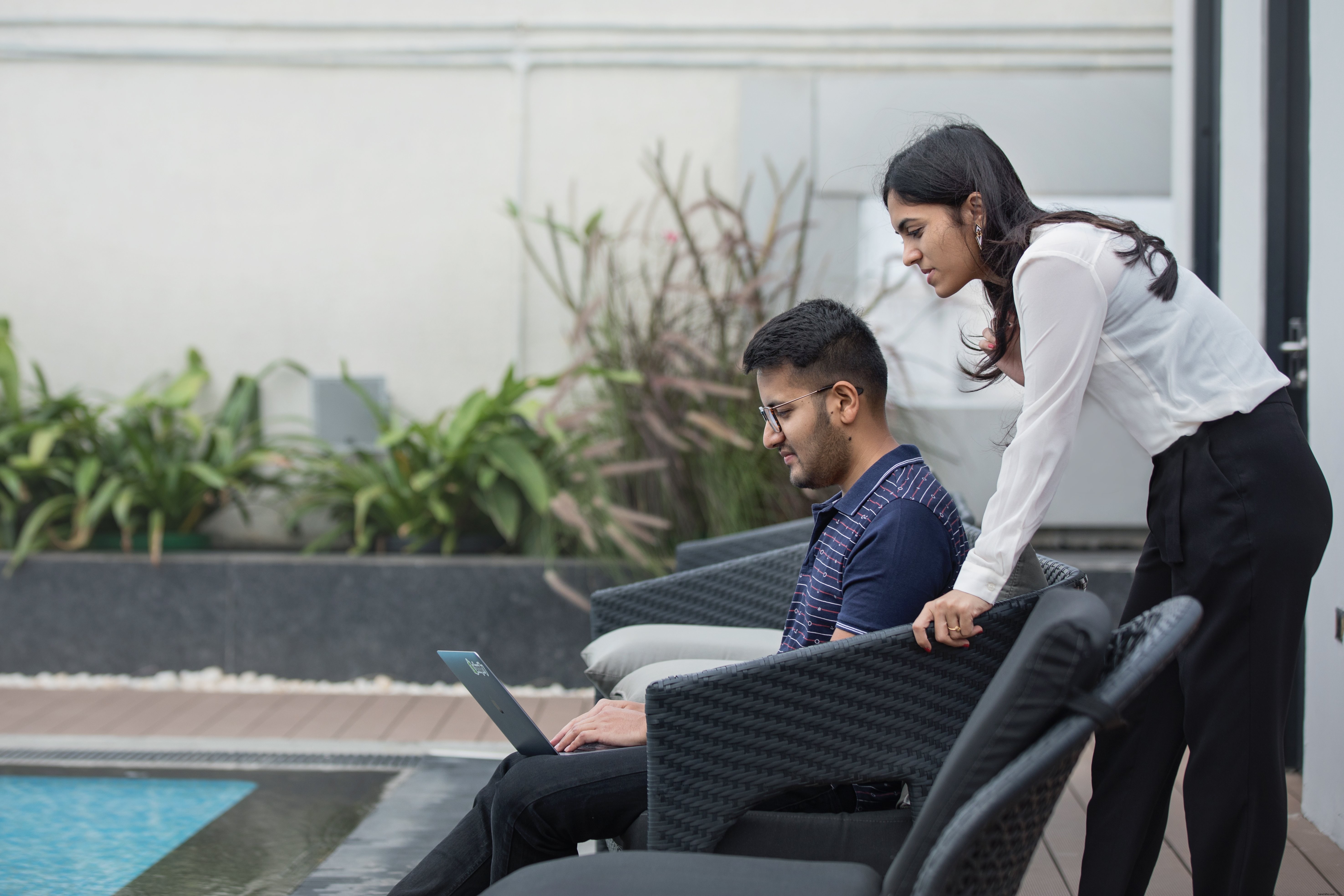 Homme et femme travaillant à l extérieur Photo