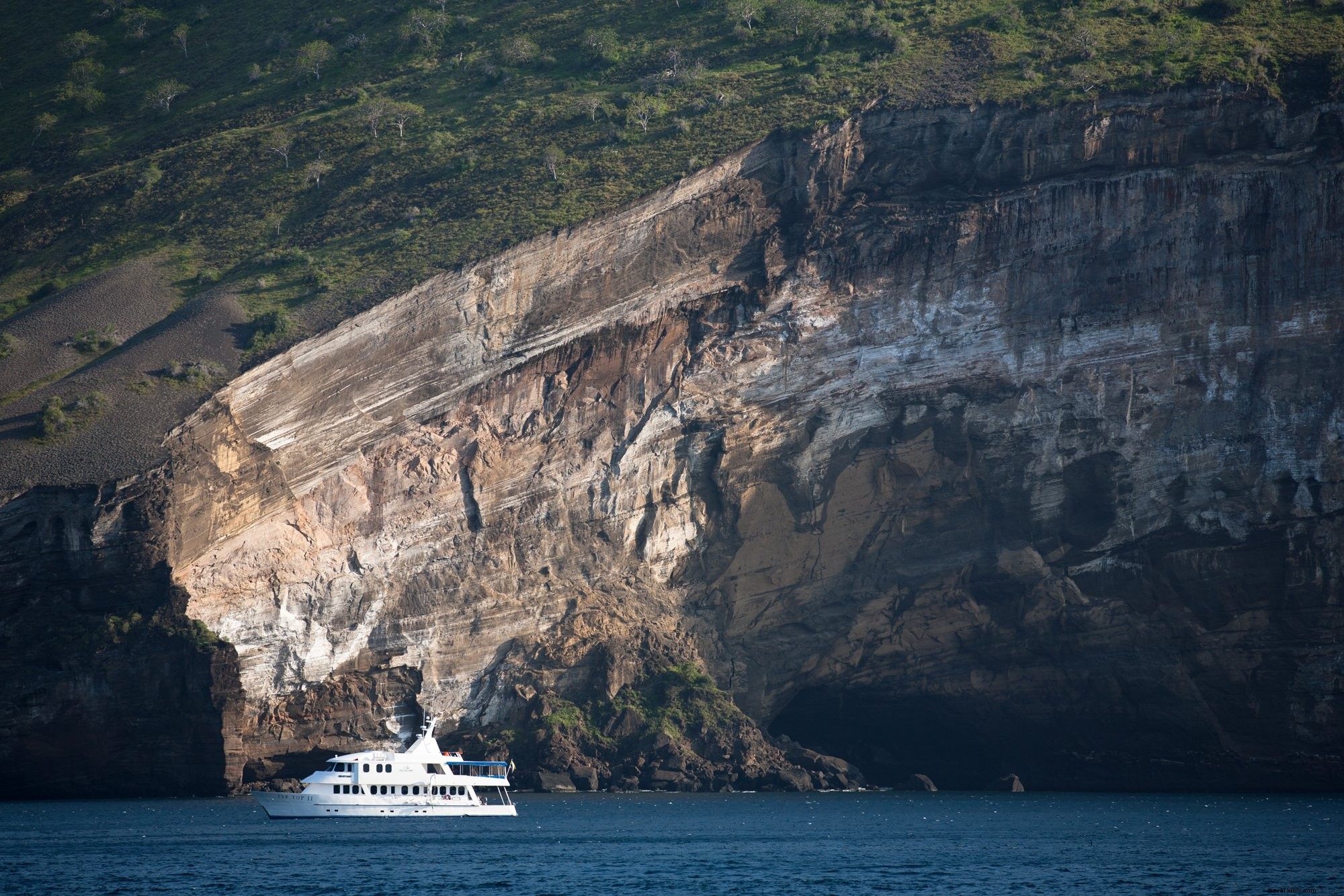 Foto do navio de cruzeiro ao lado do penhasco