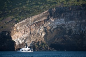 Navire de croisière à côté de la falaise Photo
