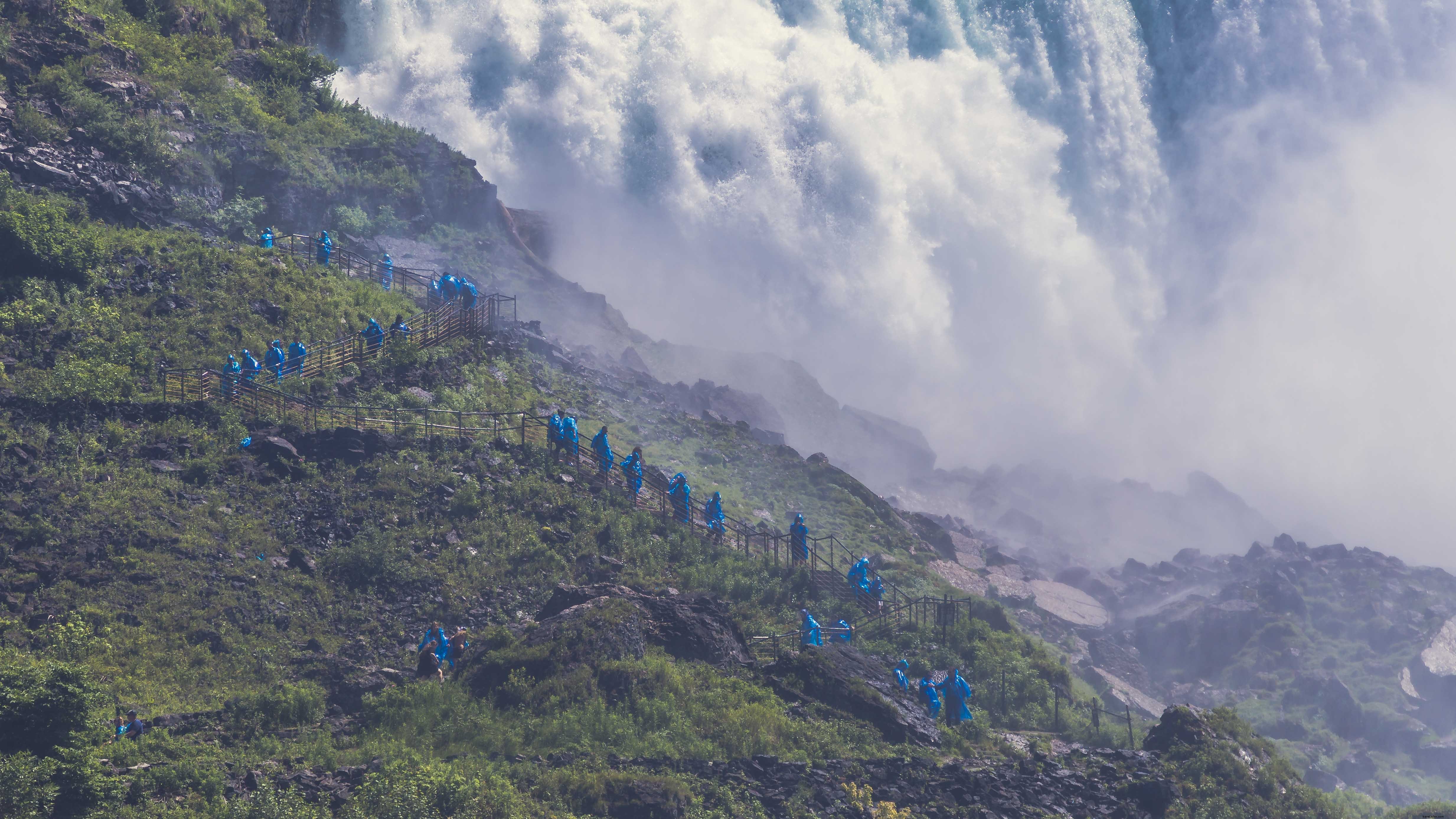 滝の写真でハイキングする人々