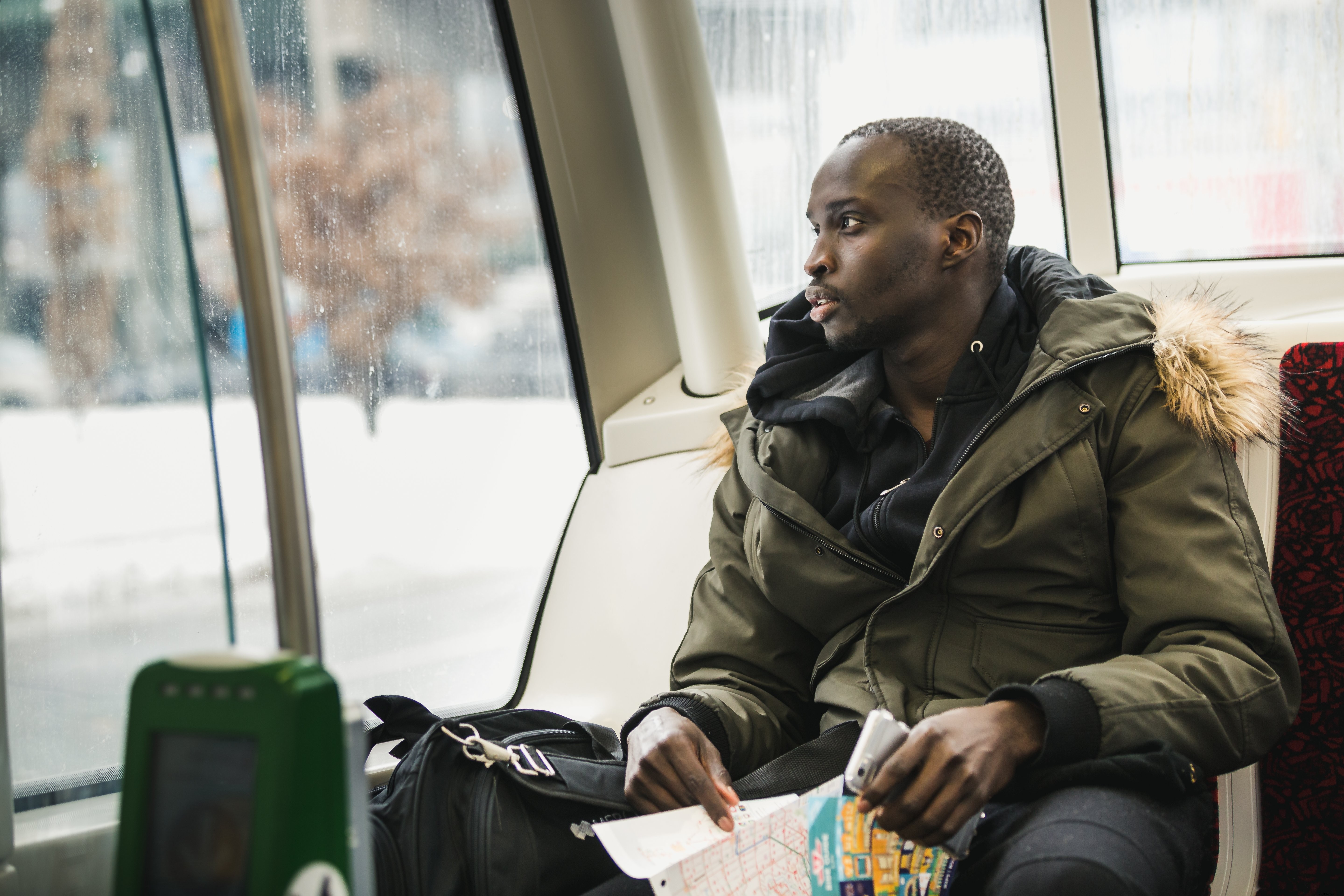 Homme regardant par la fenêtre sur la photo TTC