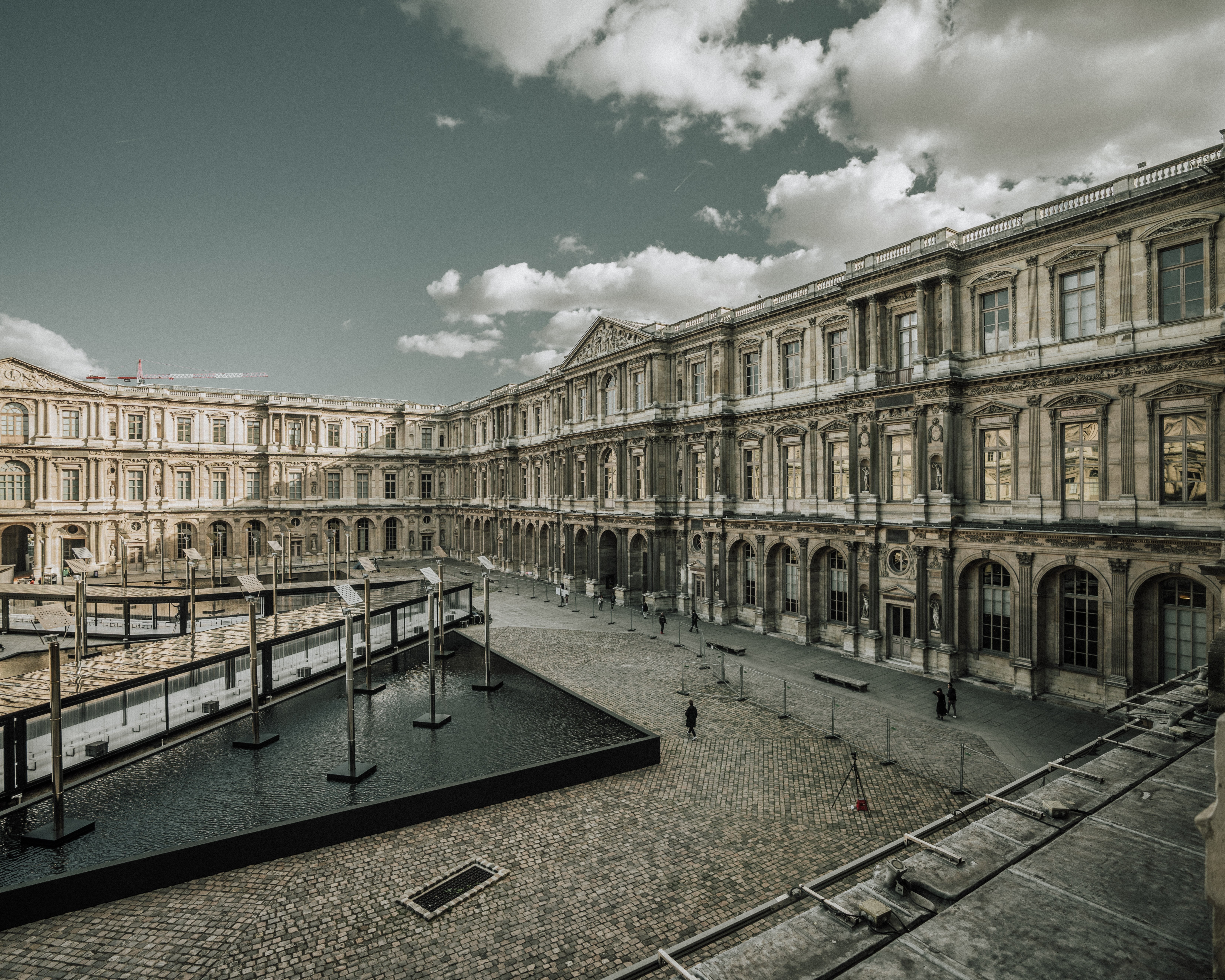 Foto moderna y clásica del Louvre