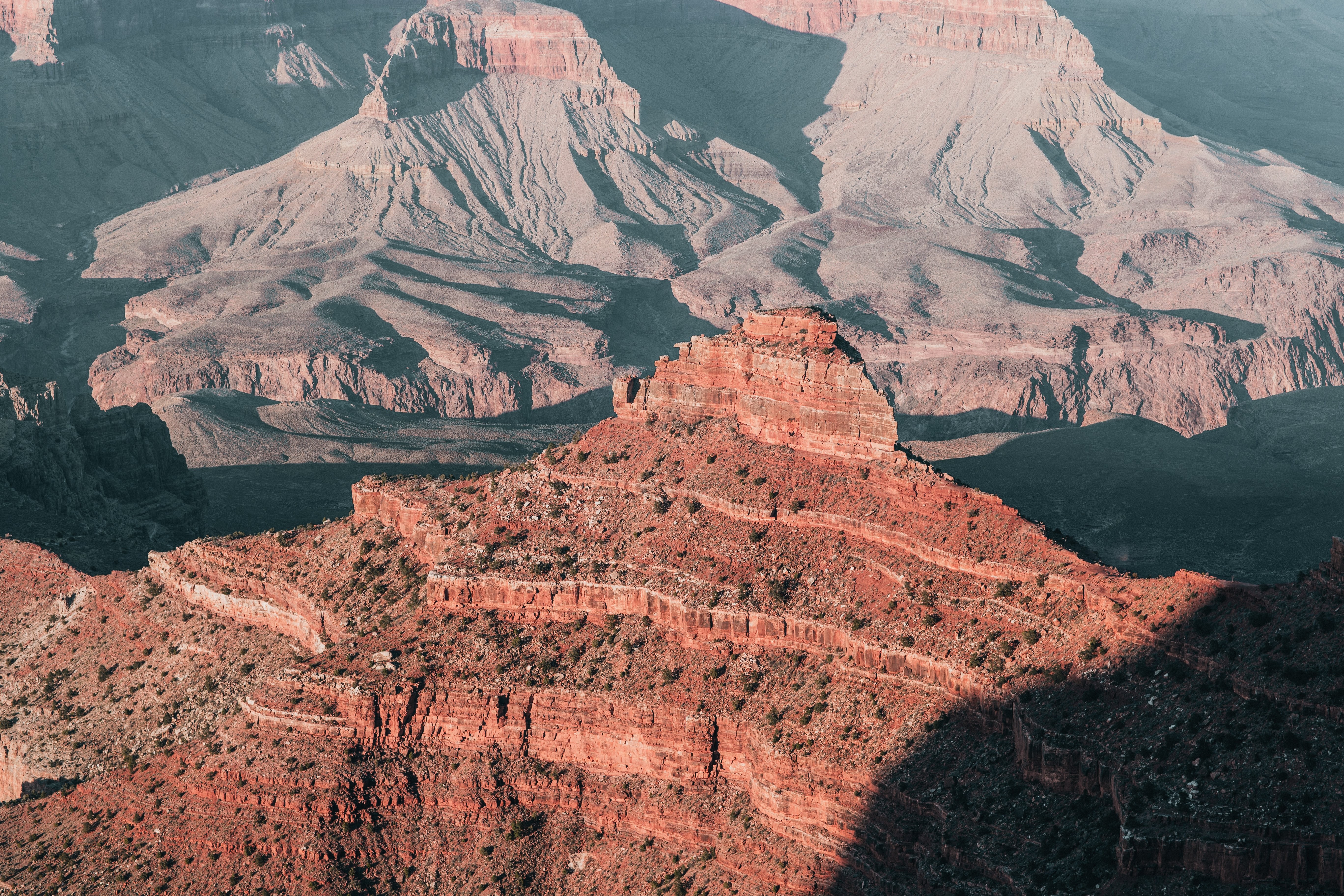 Foto de los picos rojos desmoronados del Gran Cañón