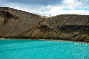 丘の写真による青い氷河の水