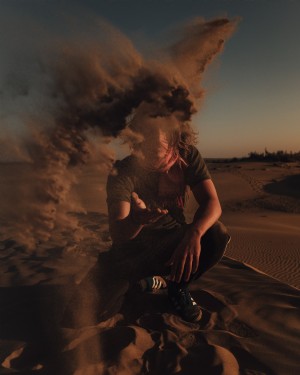 La arena forma formas eraticas en la foto del viento