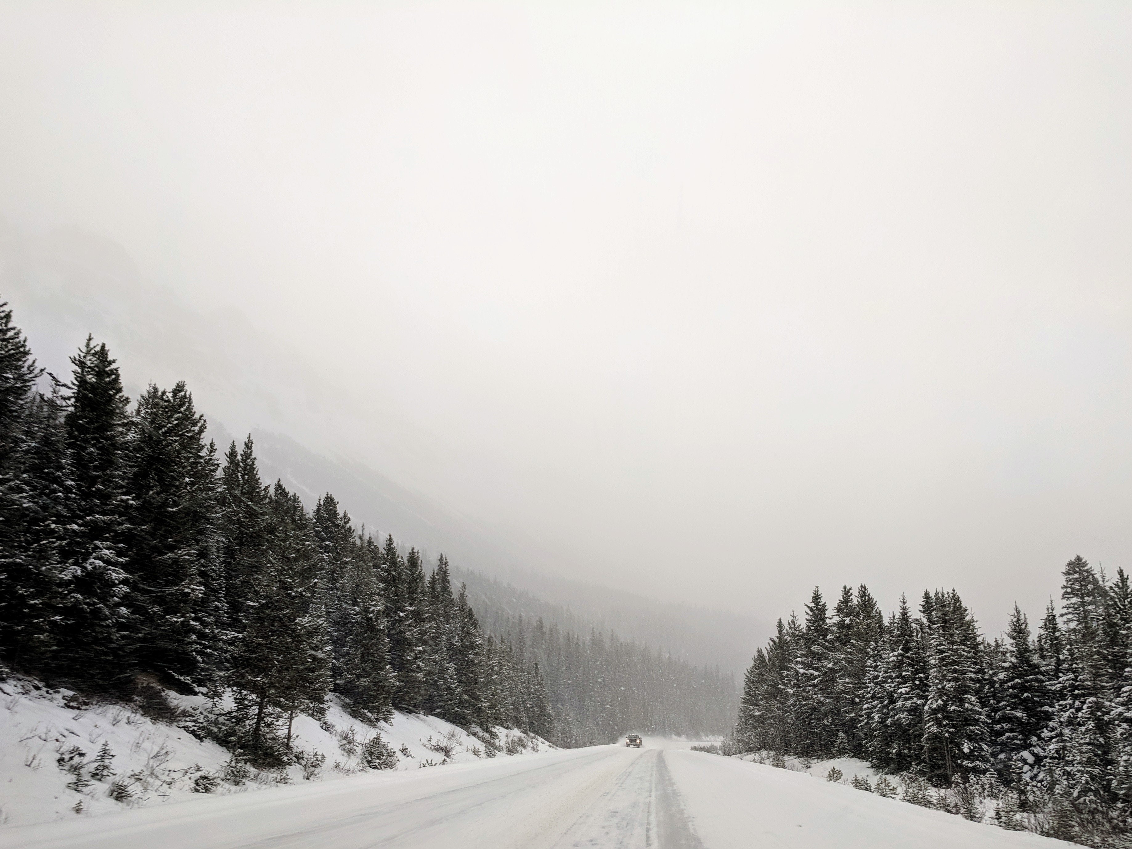 Un seul camion sur une route enneigée Photo