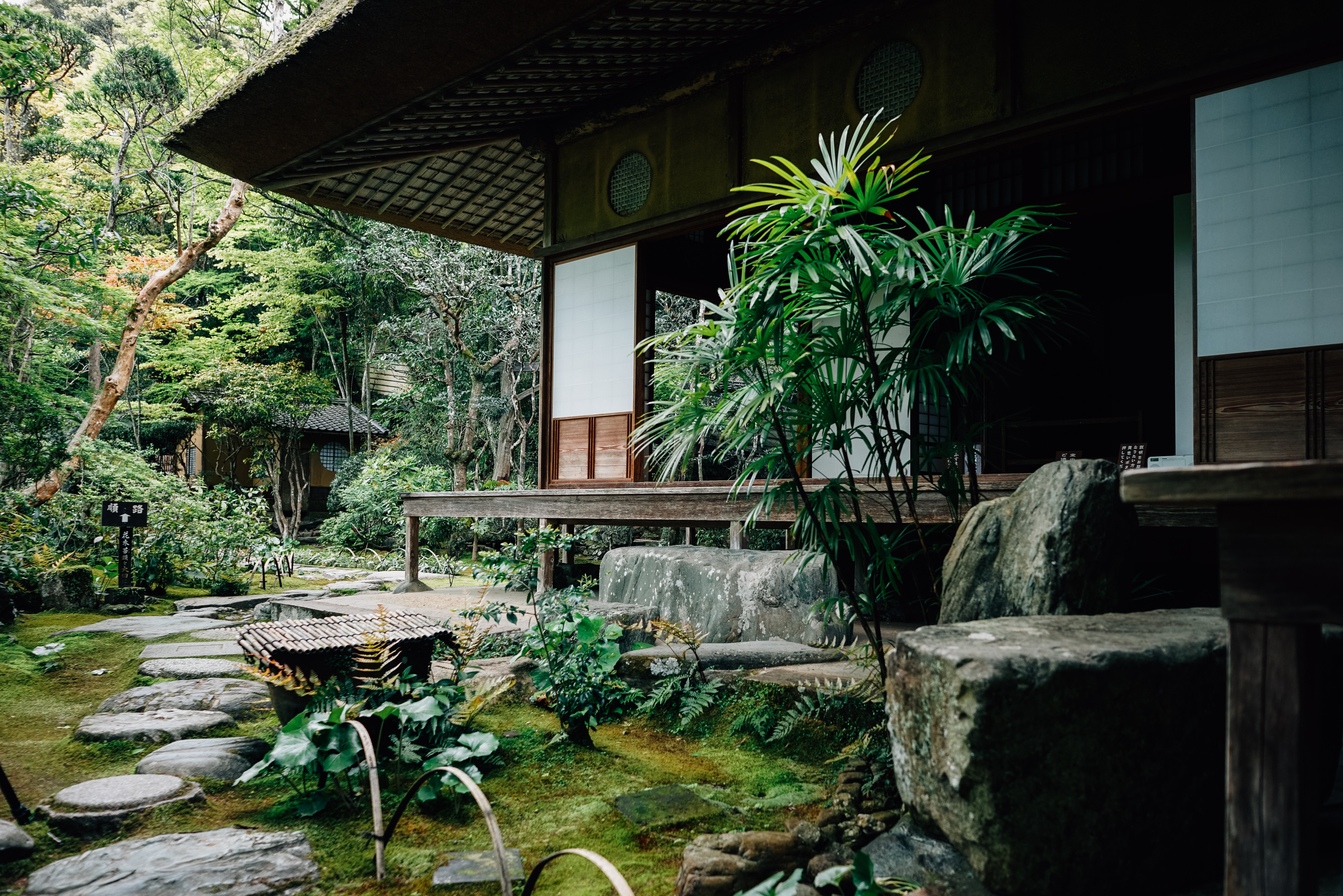 L intérieur de la maison rencontre la photo extérieure du jardin