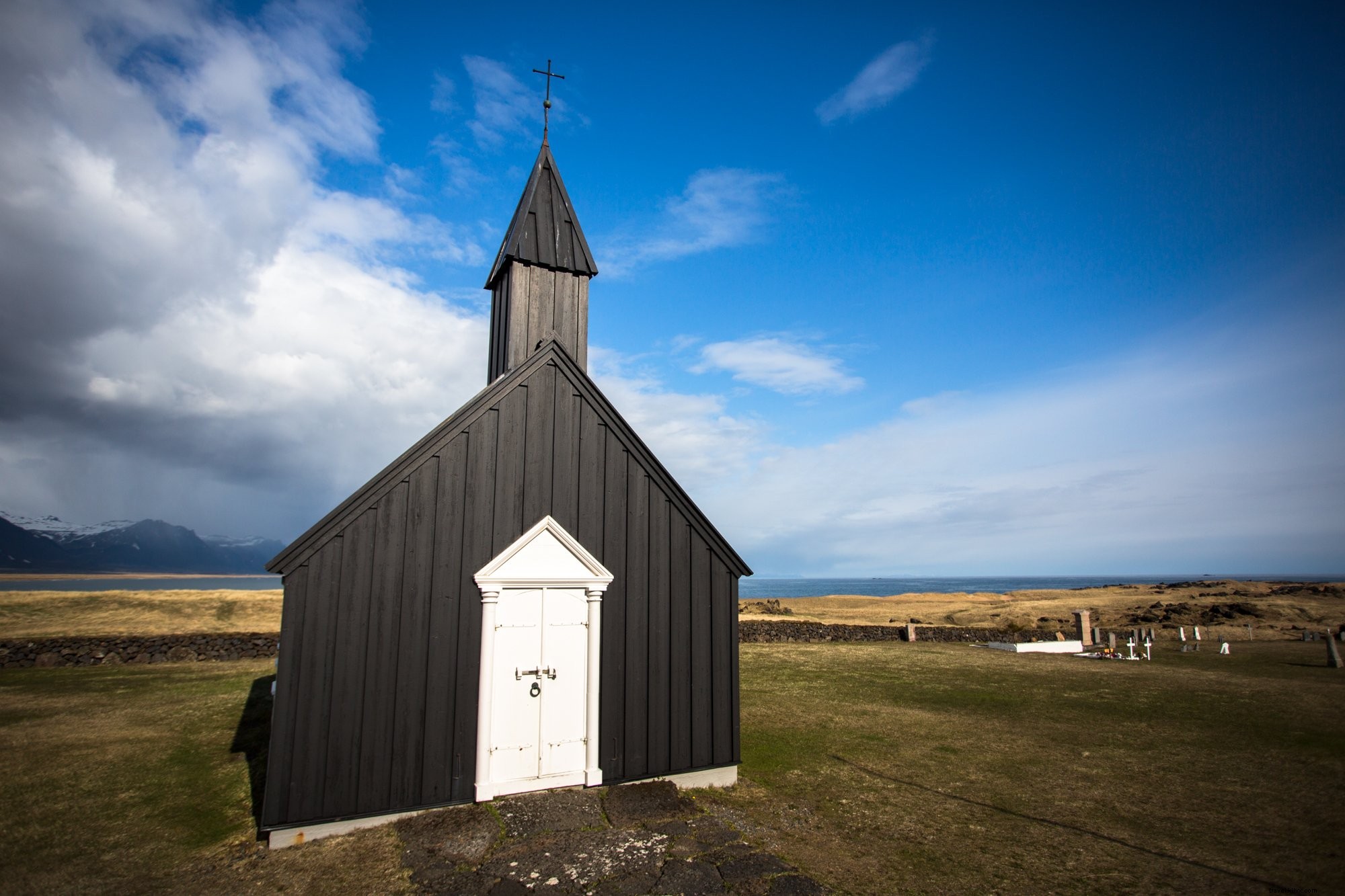 黒い教会の建物青い空の写真