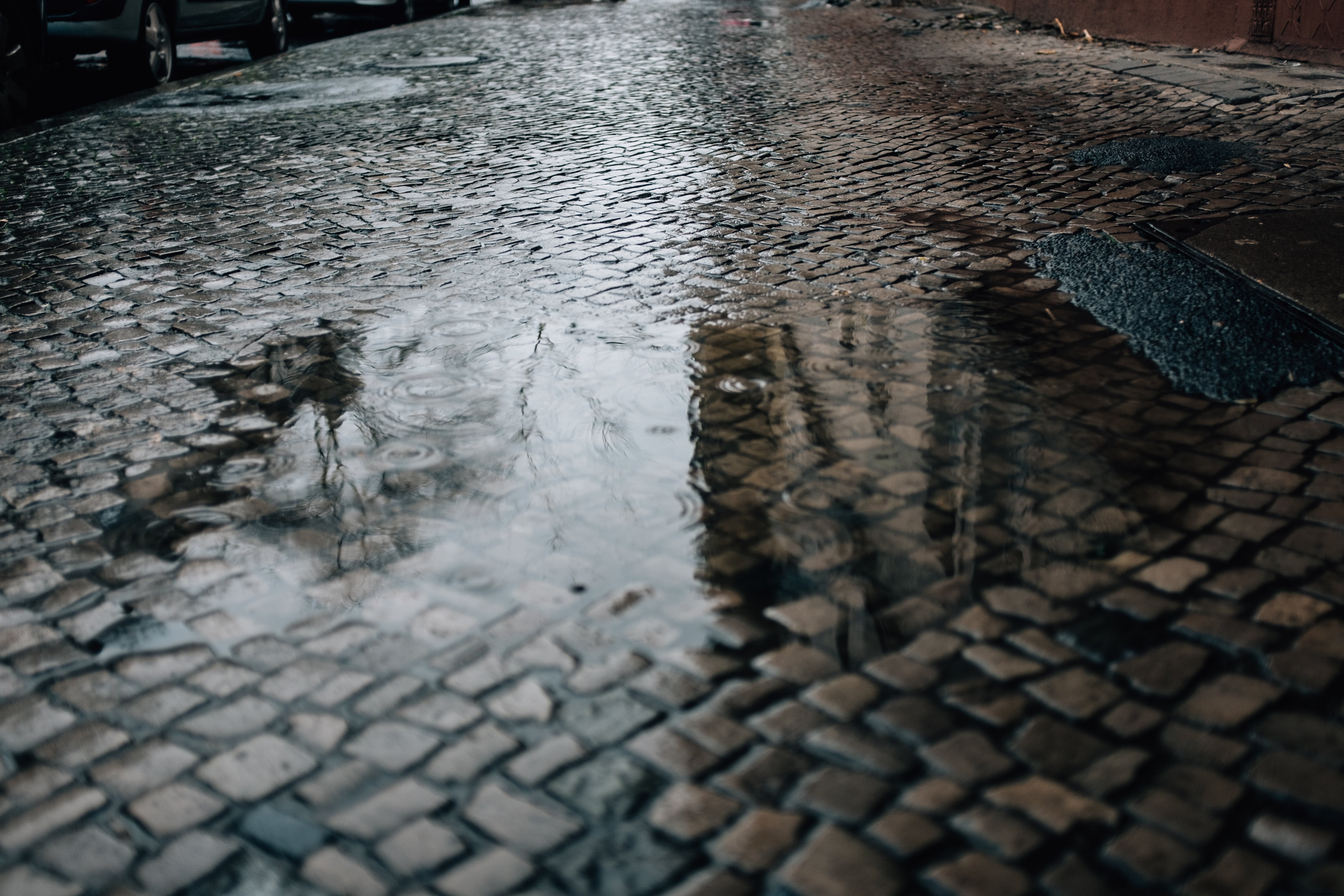 Charco en una calle adoquinada Foto