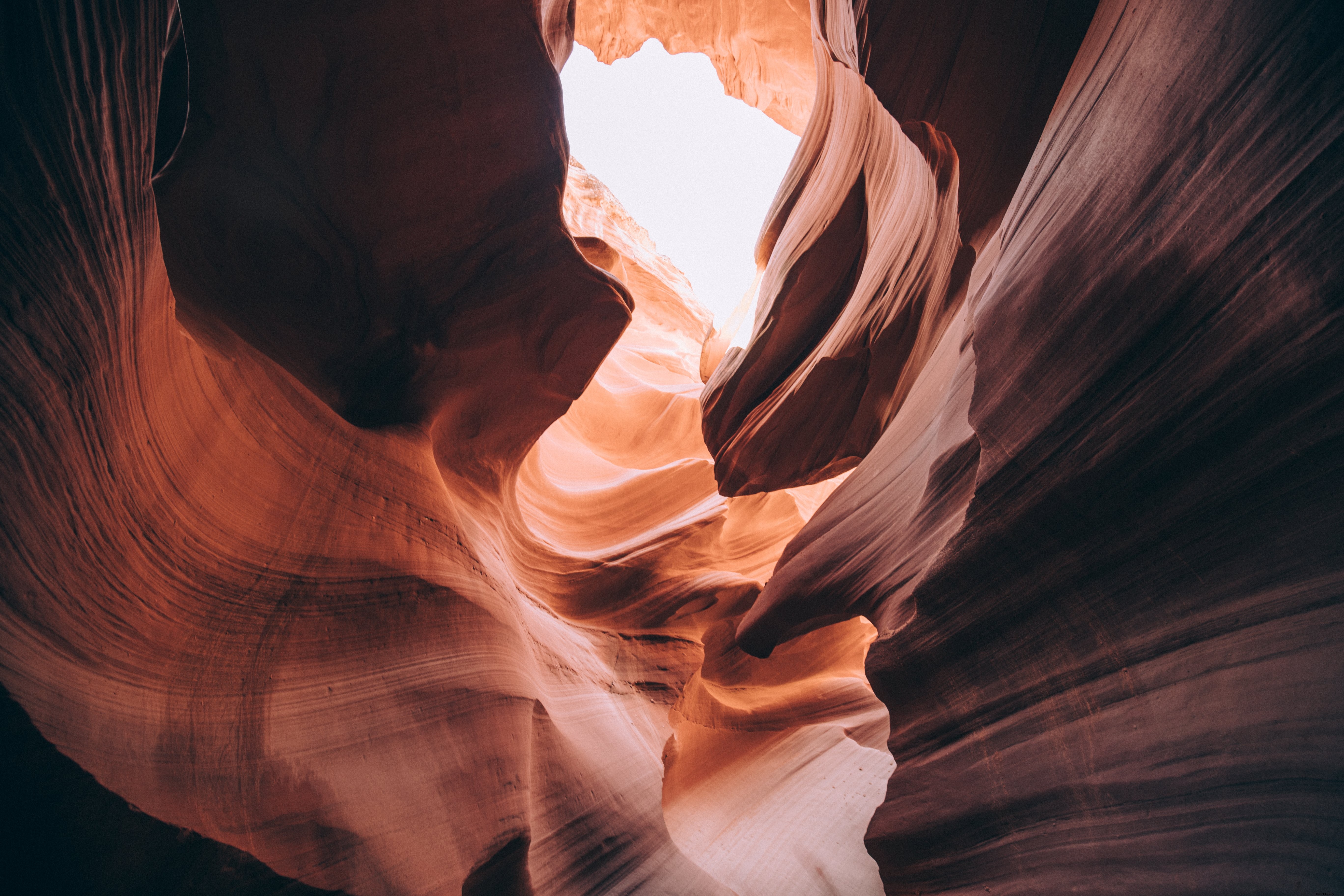 Foto de luz nas bordas curvas do desfiladeiro do Antelope Canyon