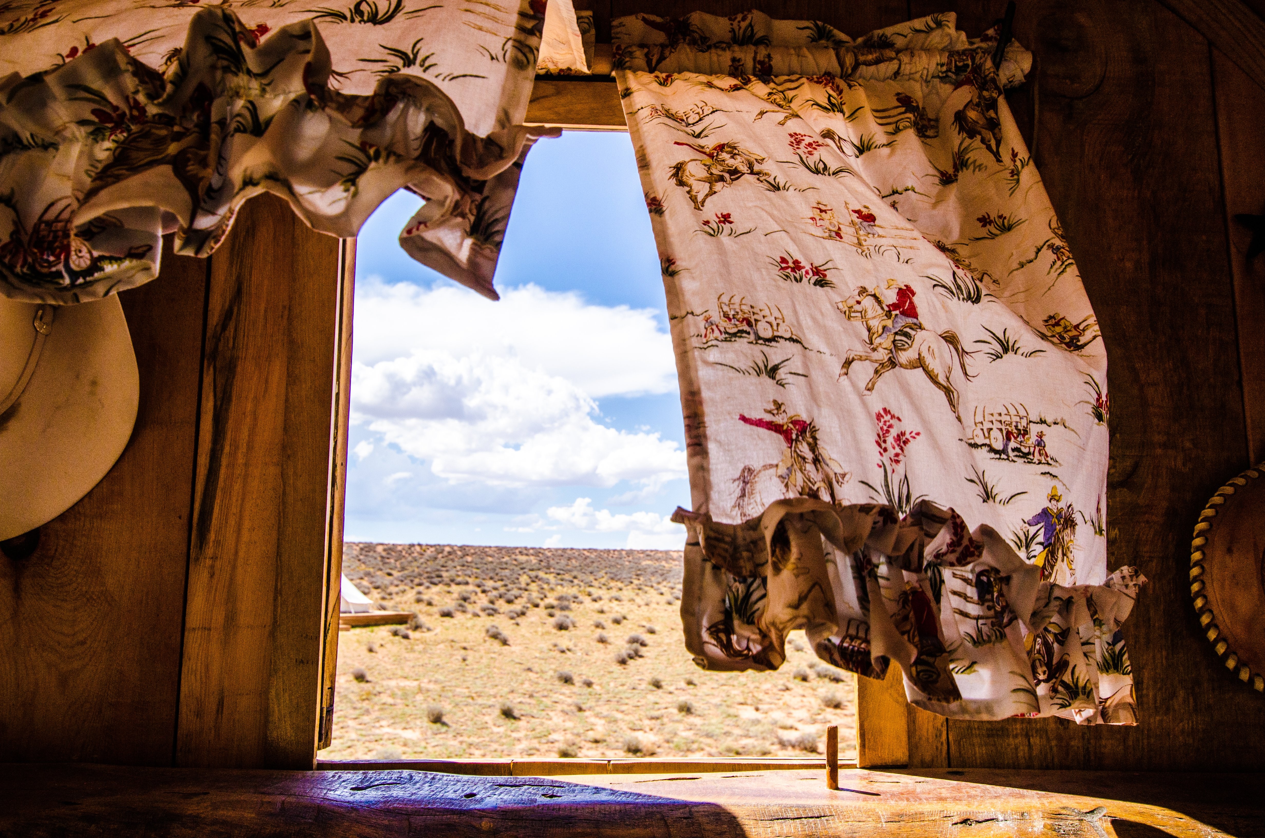 Les plaines du Far West vu d une fenêtre de caravane Photo