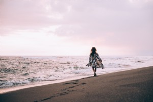 Wanita Kecokelatan Dalam Jubah Pantai Mengalir Berjalan Di Sepanjang Pantai Foto