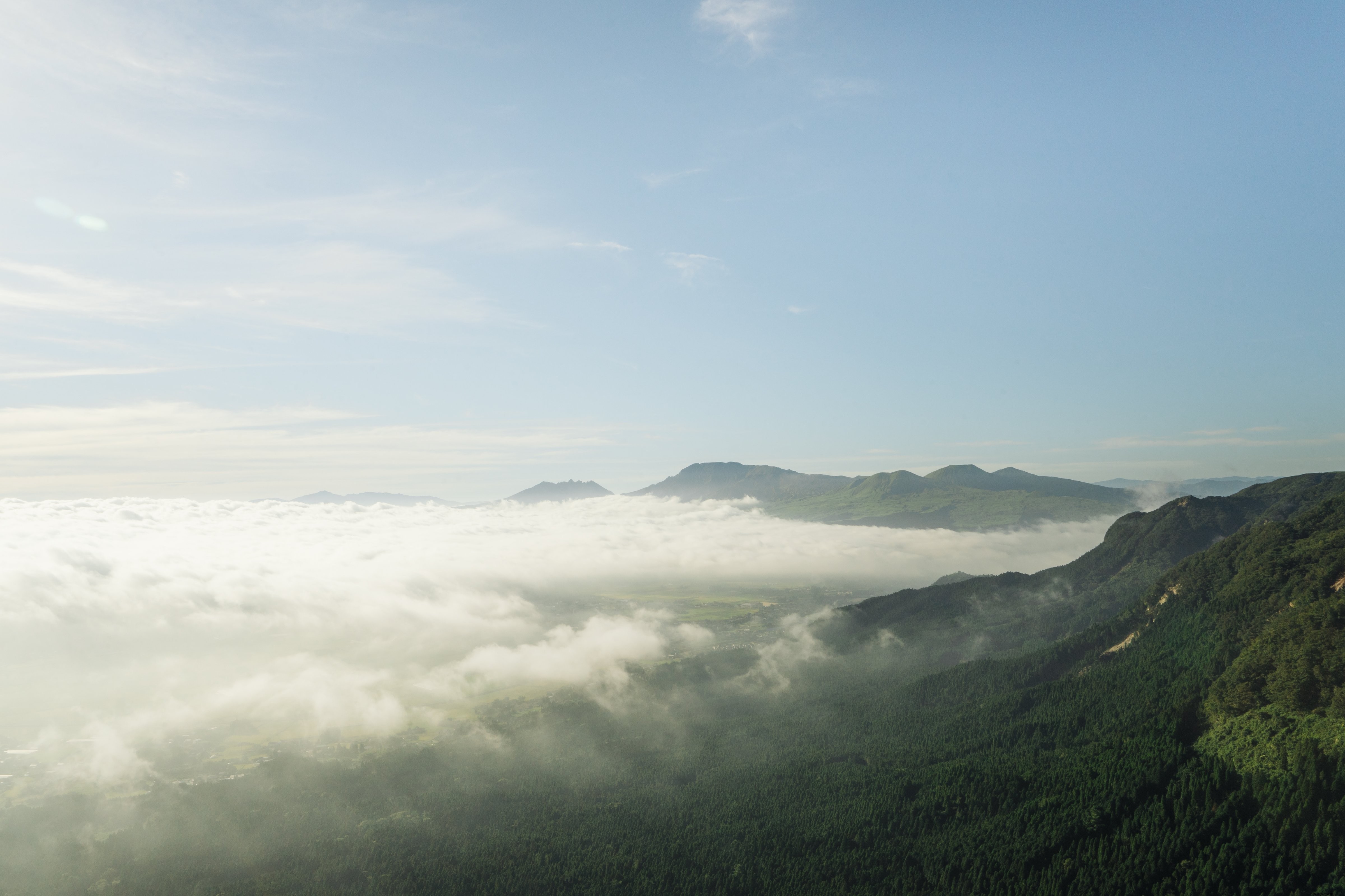 Nuages ​​à la dérive sur les montagnes Photo