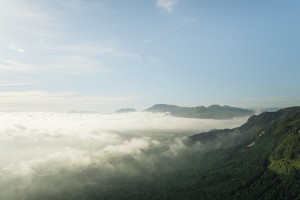 Foto de nuvens flutuando sobre montanhas