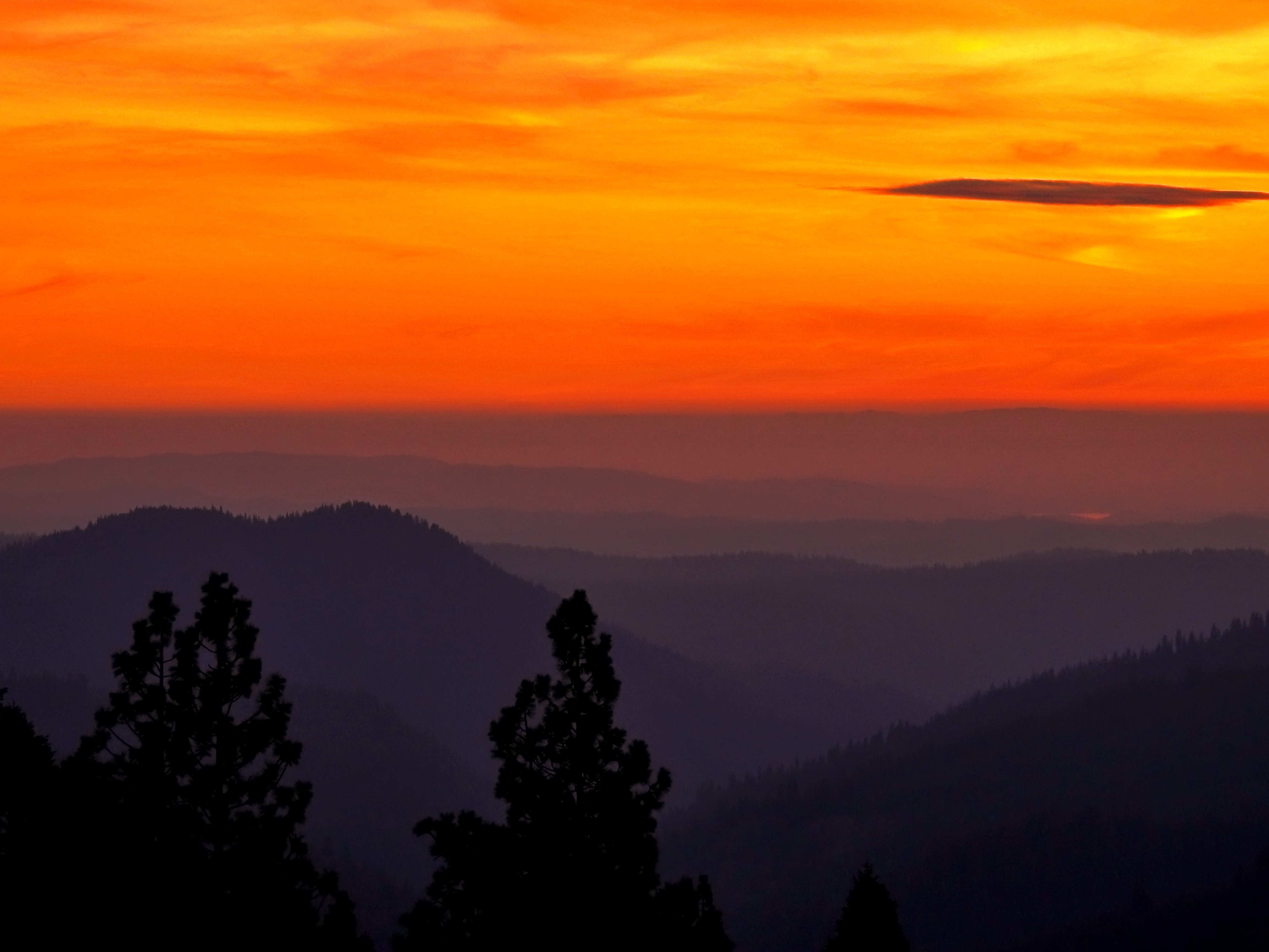 燃えるような山の夕日の写真