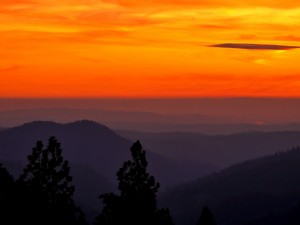 Photo de coucher de soleil sur la montagne enflammée