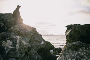 Randonneur se dresse sur Tall Rock par Ocean Photo