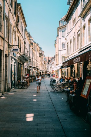 観光客はヨーロッパのストリート写真でピザ屋の外に座っています