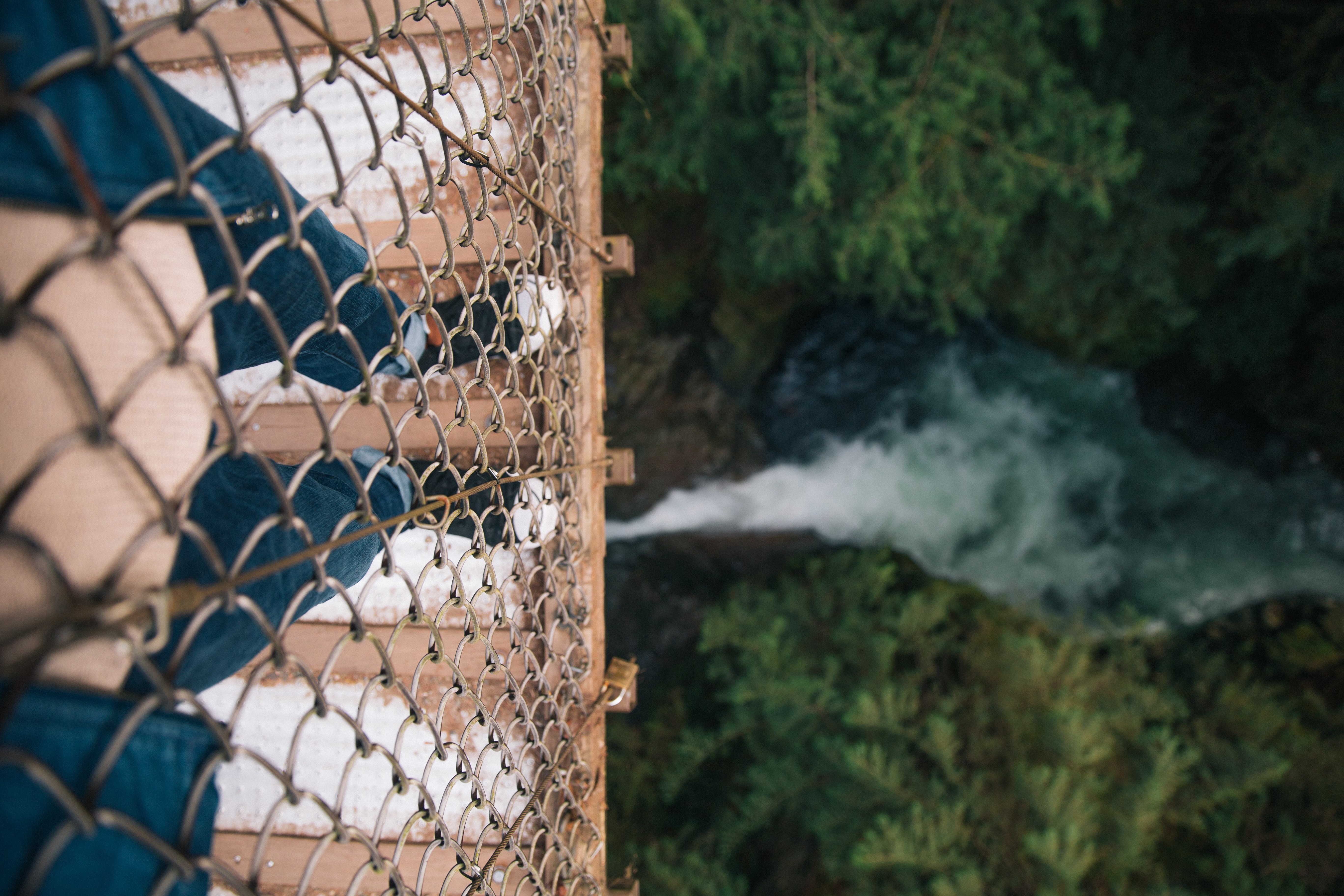 Regardant par-dessus le pont Photo