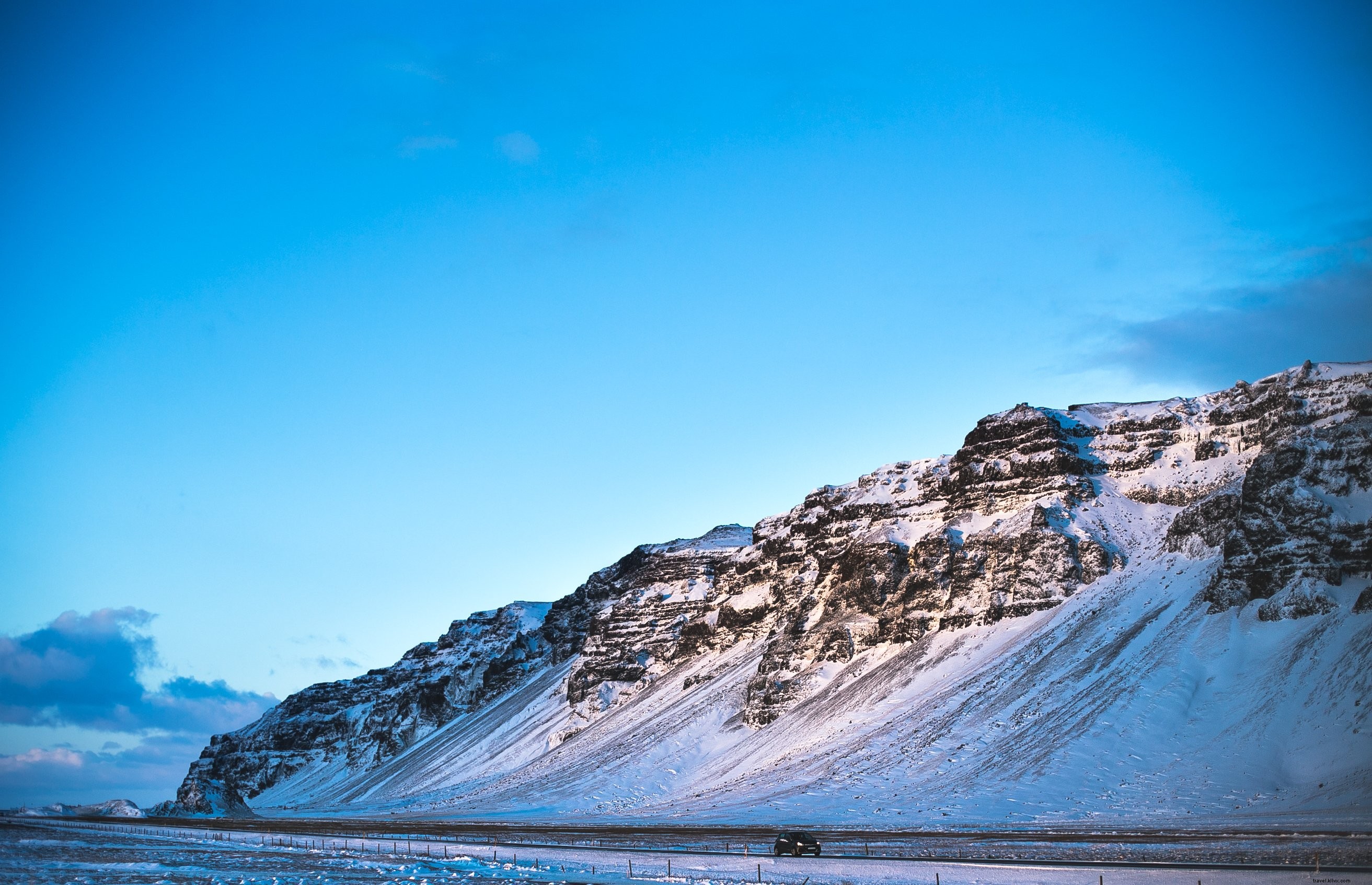 Coche compacto pasa por Islandia Hill Foto