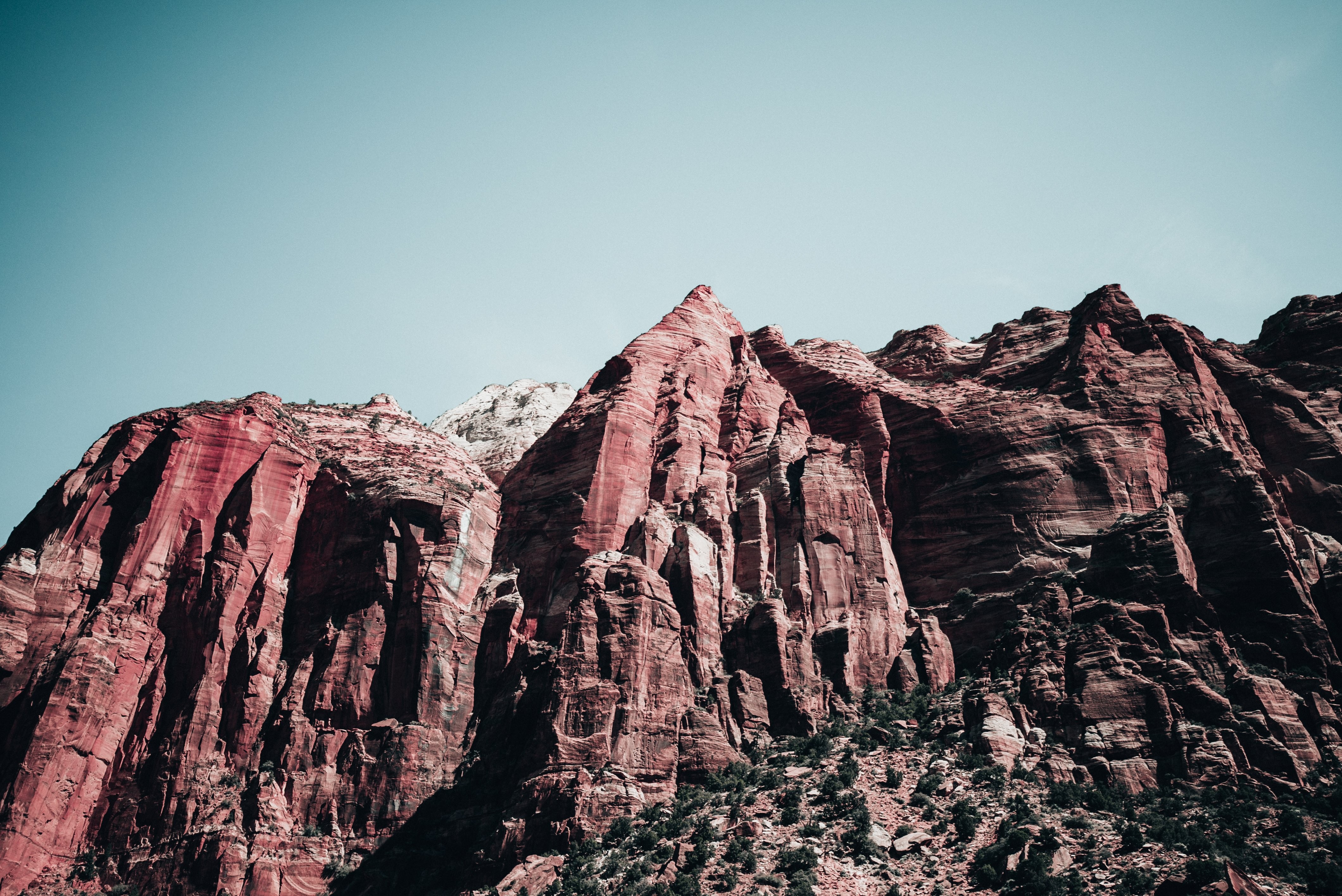 Picchi di arenaria rossa nel canyon foto