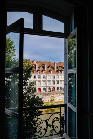 Apartamentos con vistas a un canal desde la ventana del dormitorio Foto