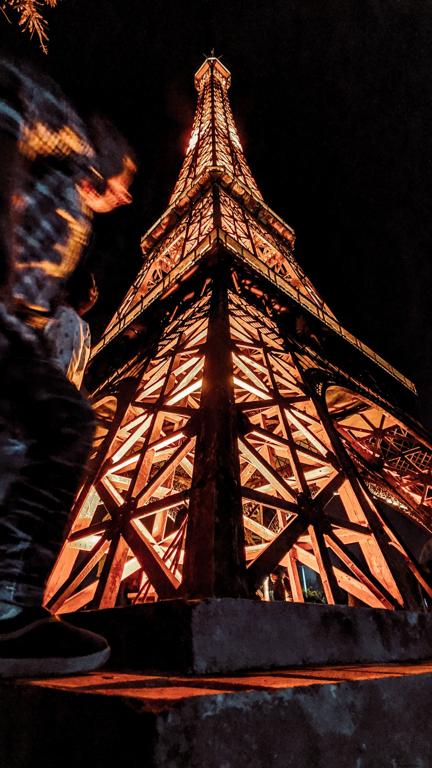 La luz ilumina la foto del monumento