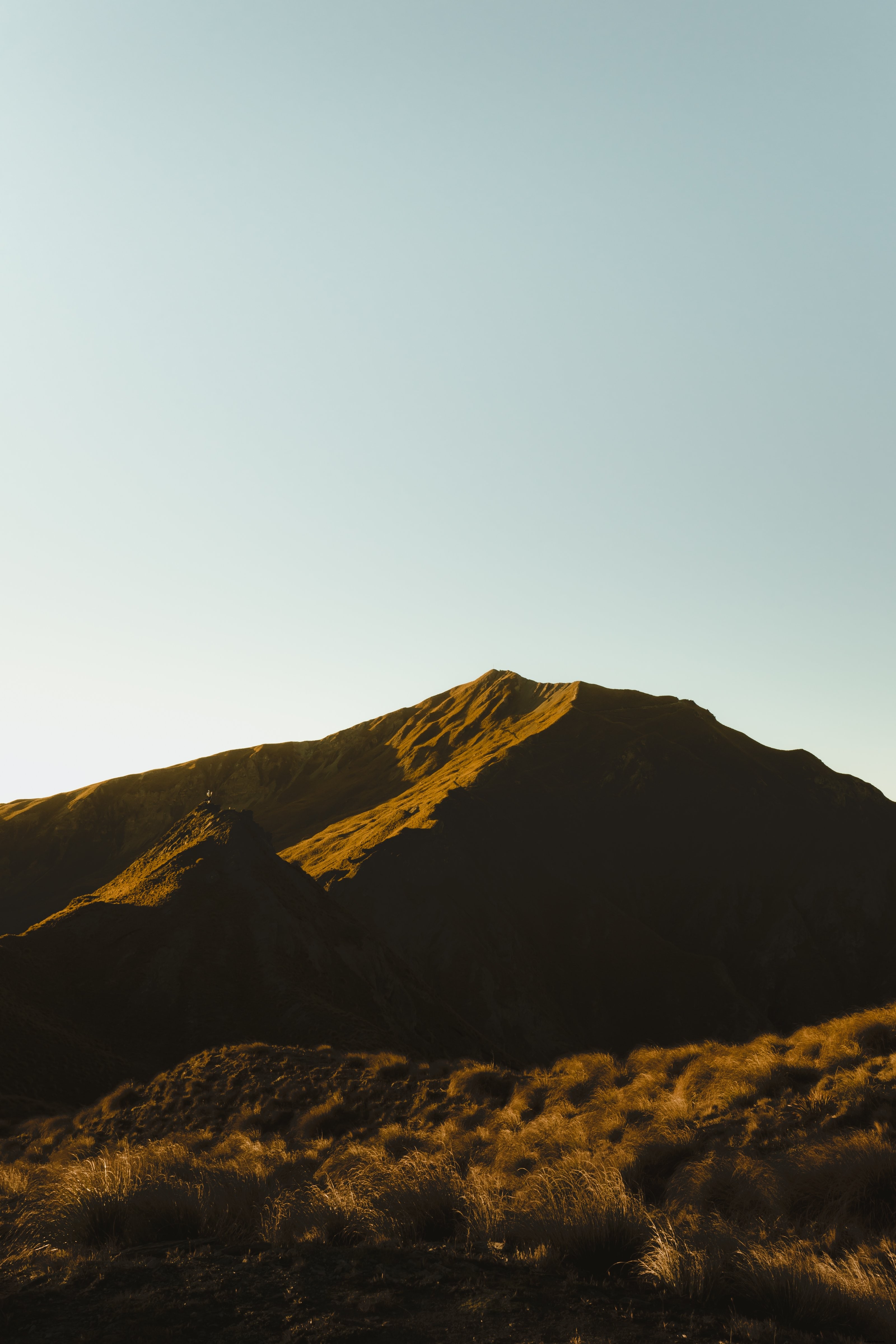 Ombres projetées sur le côté obscur de la photo de la montagne