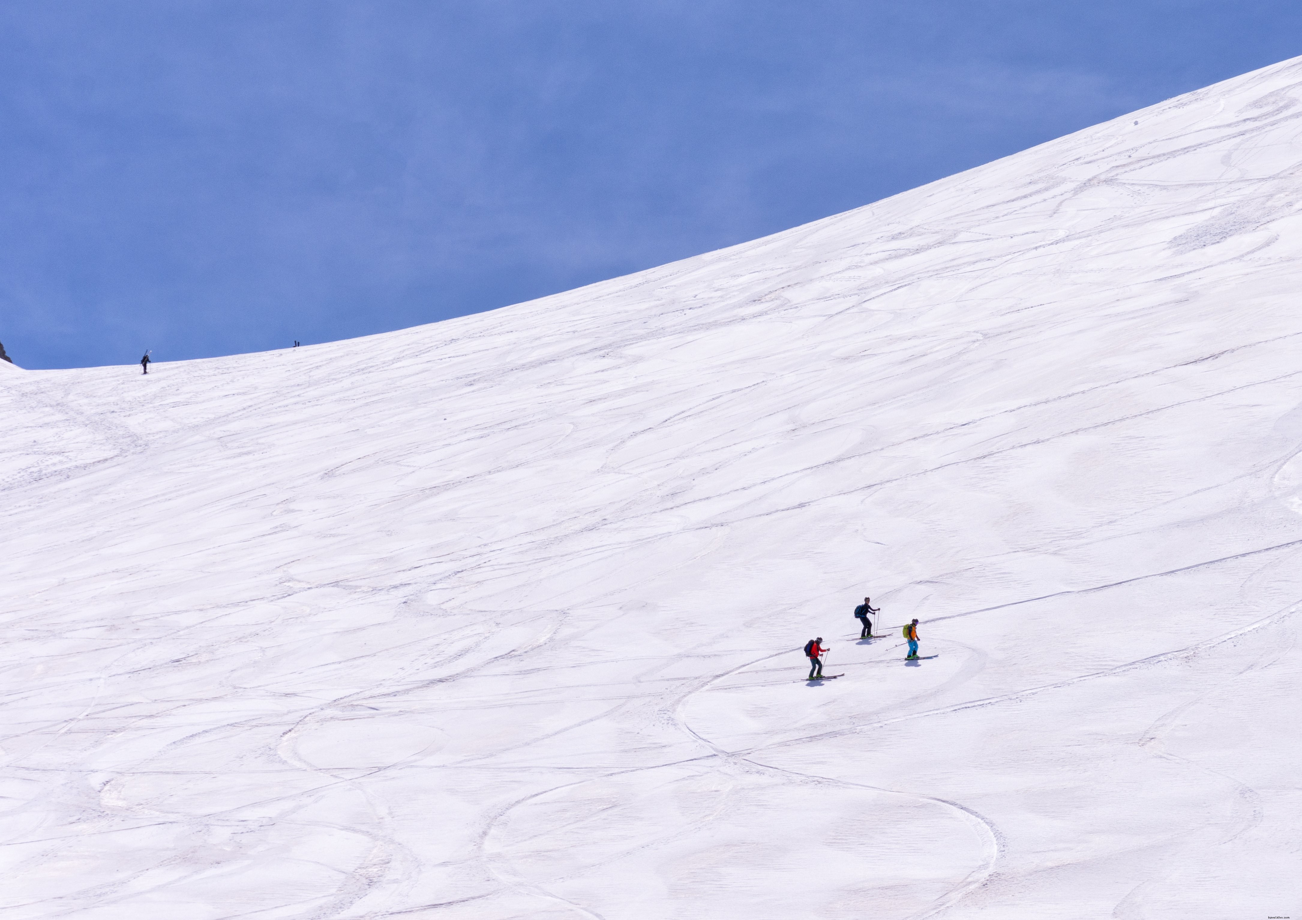 Skieurs traversant une piste photo