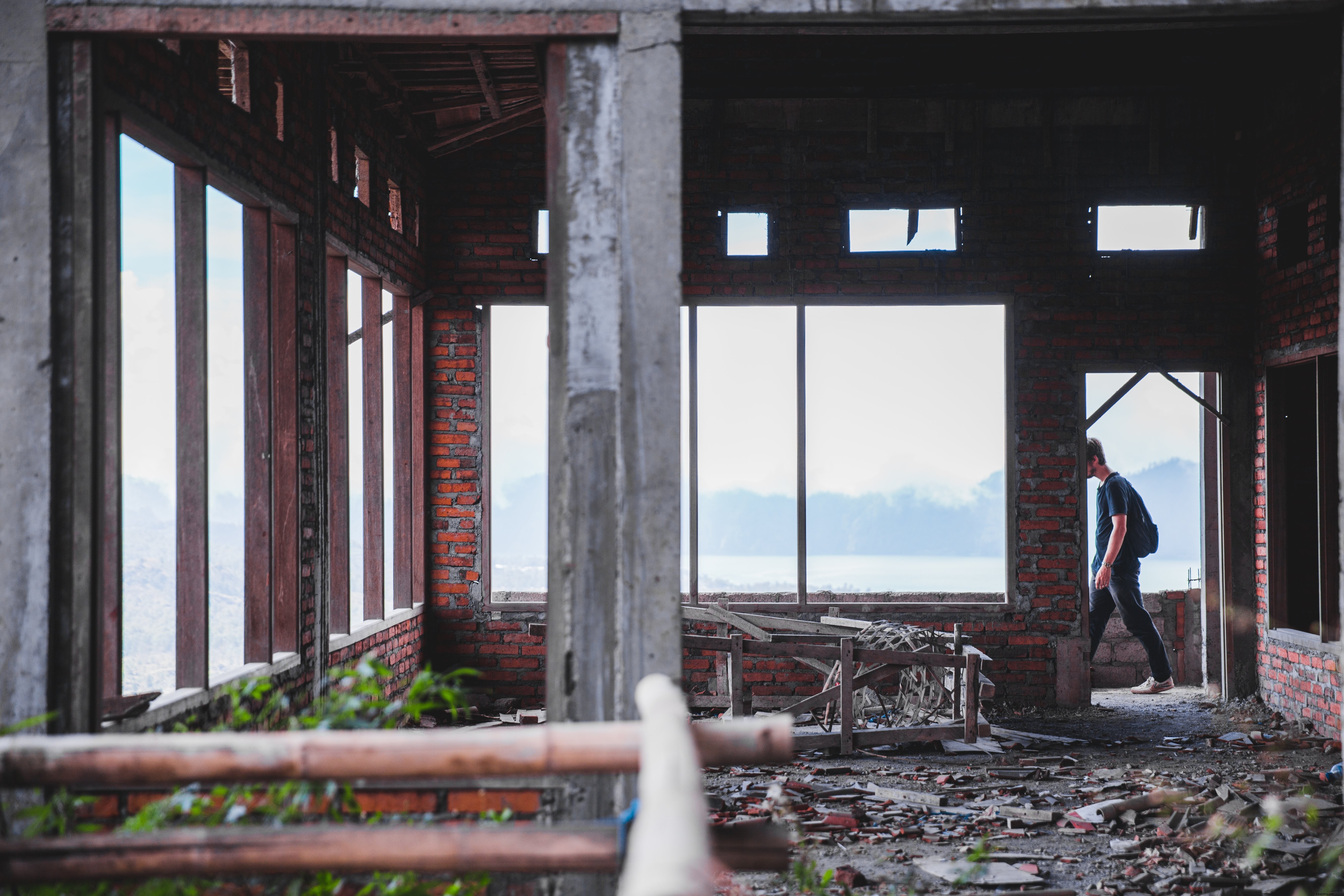 Marcher dans les ruines Photo