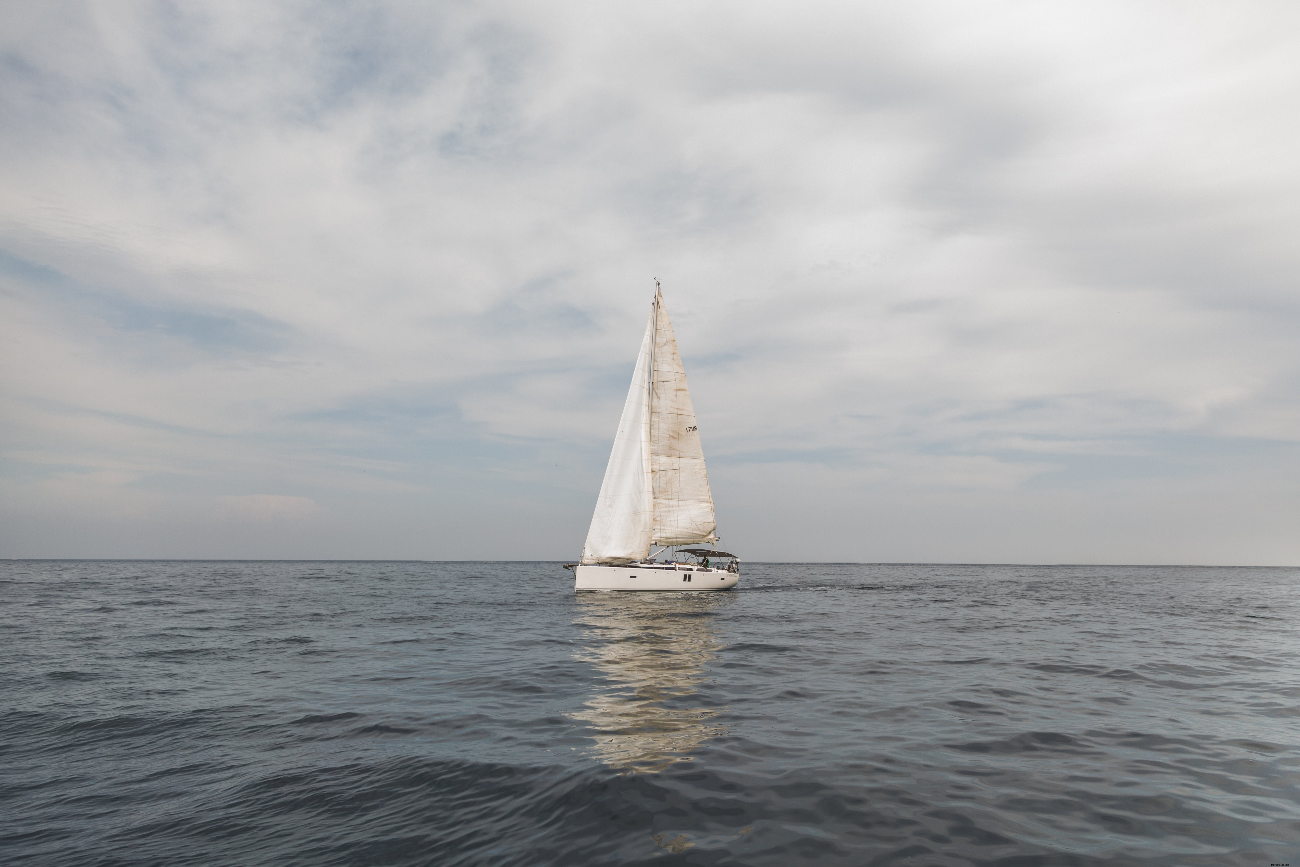Foto di yacht singolo sull acqua
