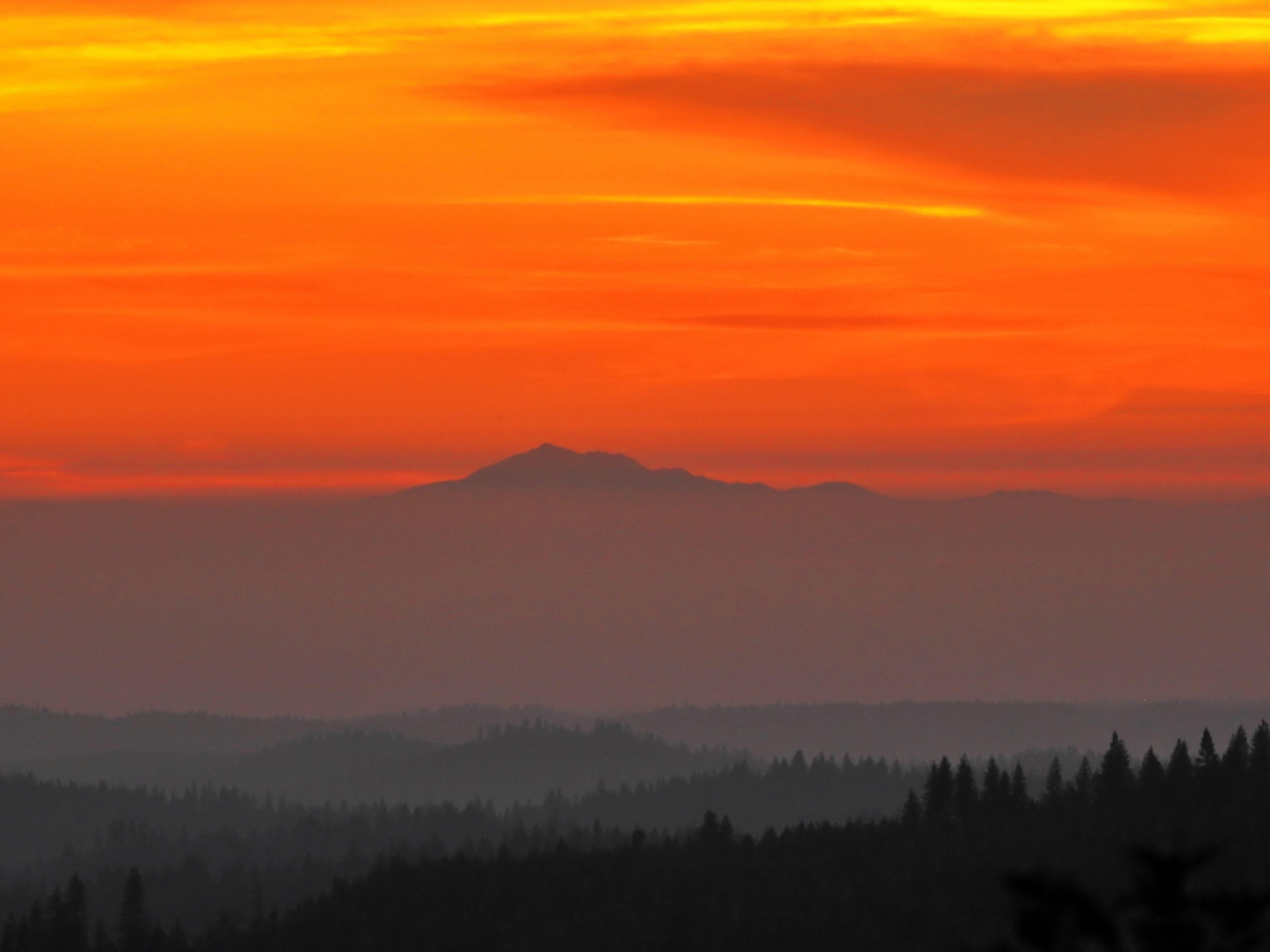 Photo de coucher de soleil sur la montagne