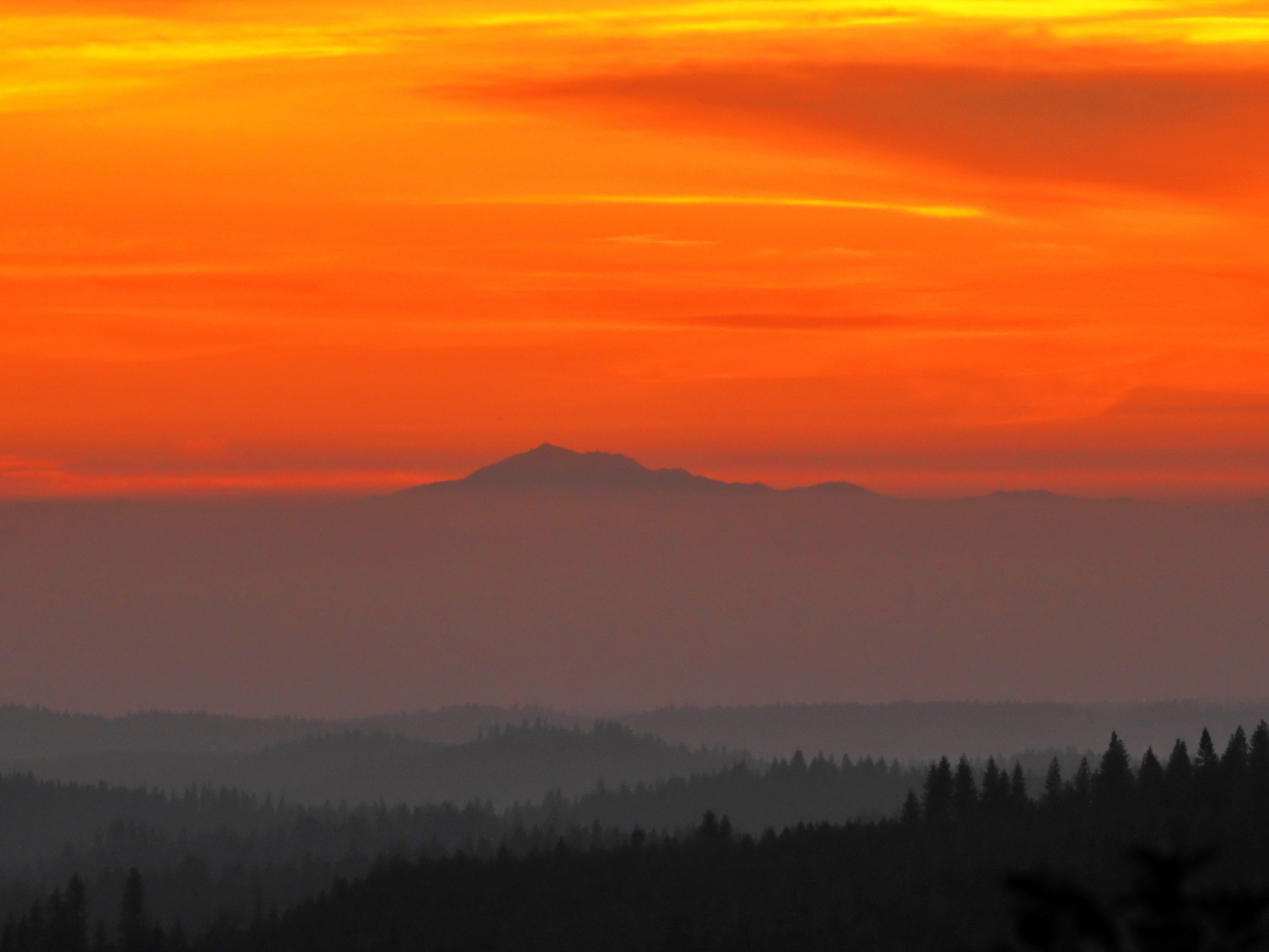 Foto al tramonto in montagna