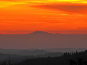 Photo de coucher de soleil sur la montagne